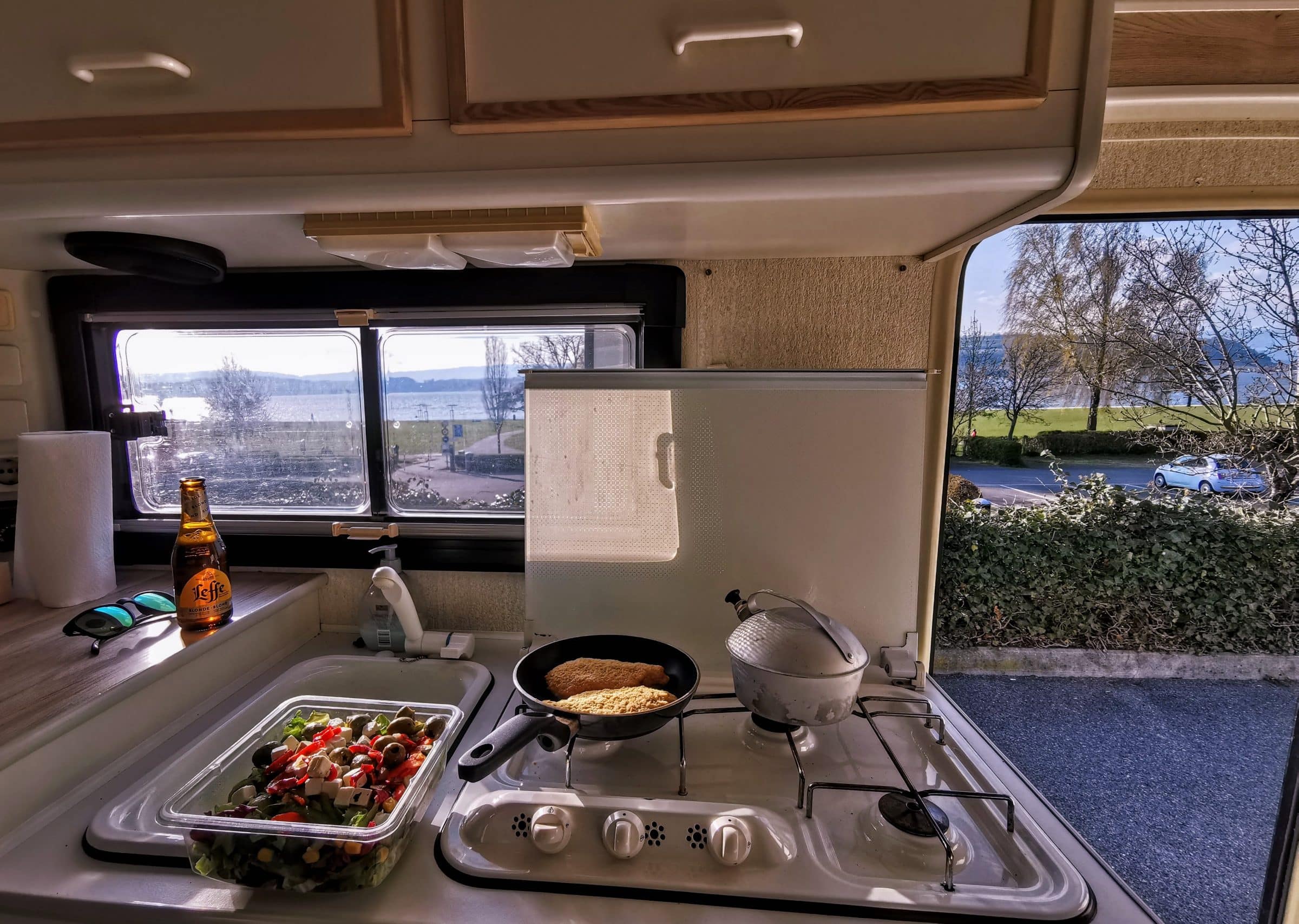 Prepare food in the motorhome with a view of the lake
