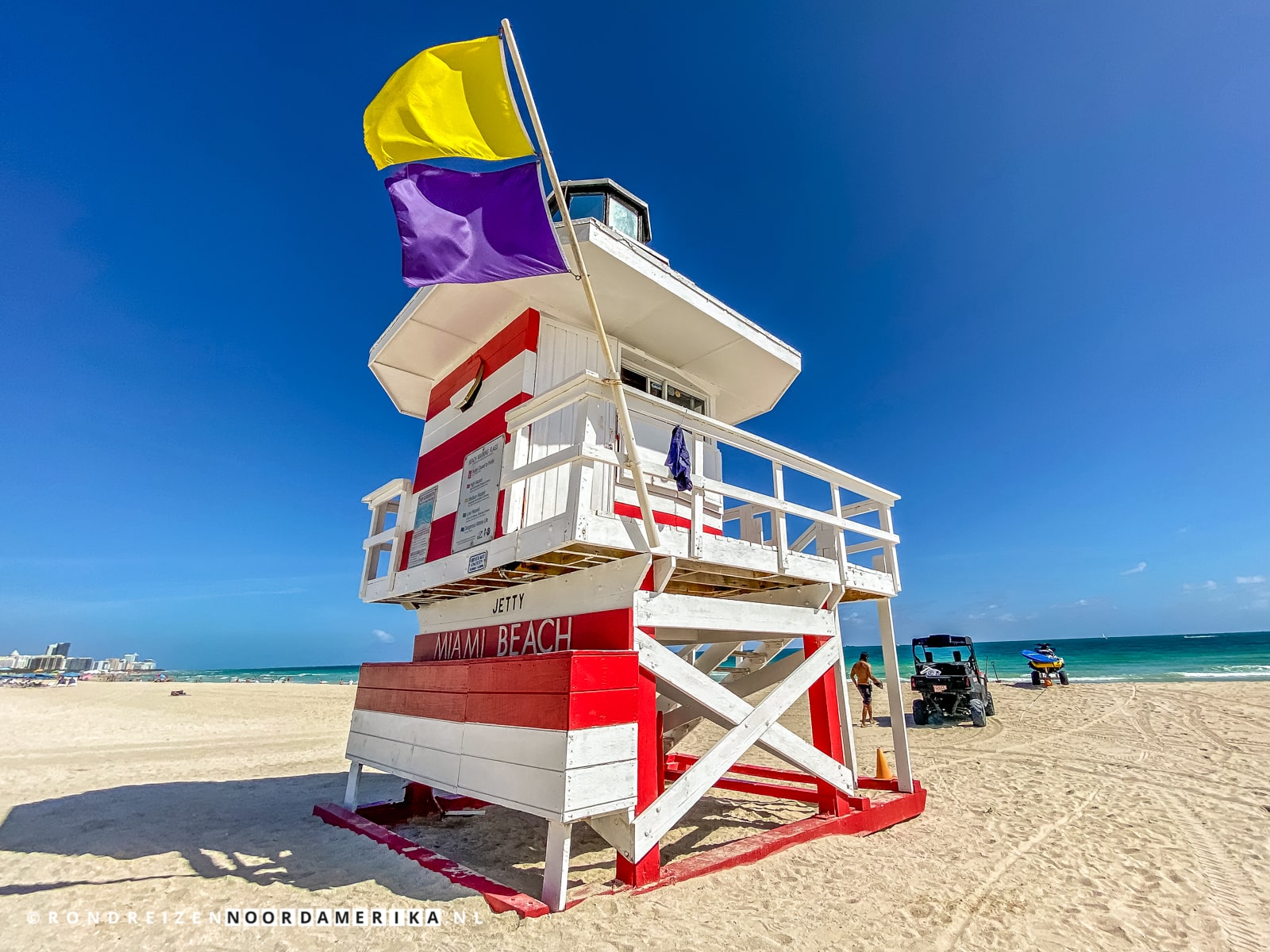 Gekleurde strandwachttoren op het strand van South Beach