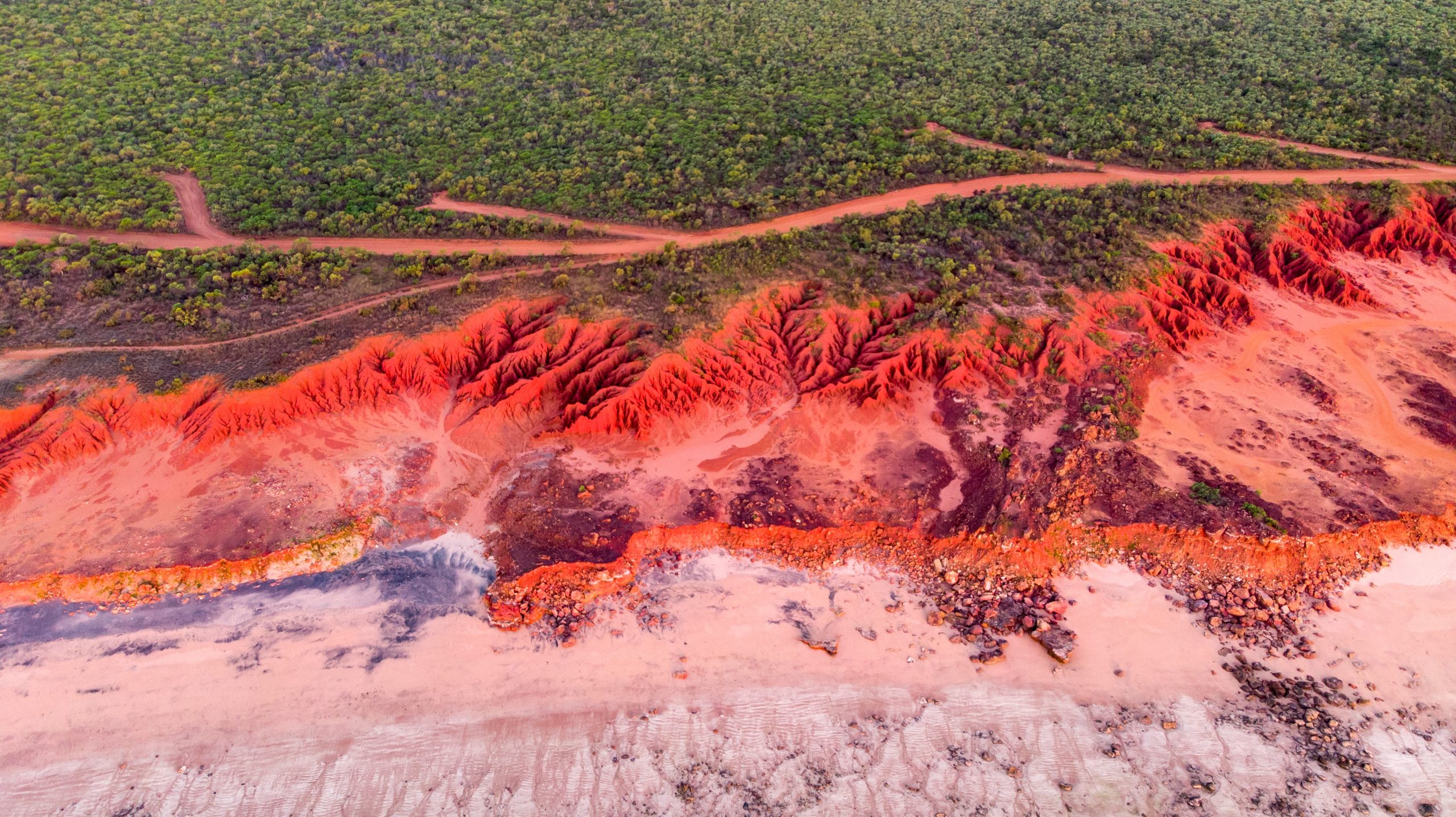 Rode rotsen nabij Broome, Australië