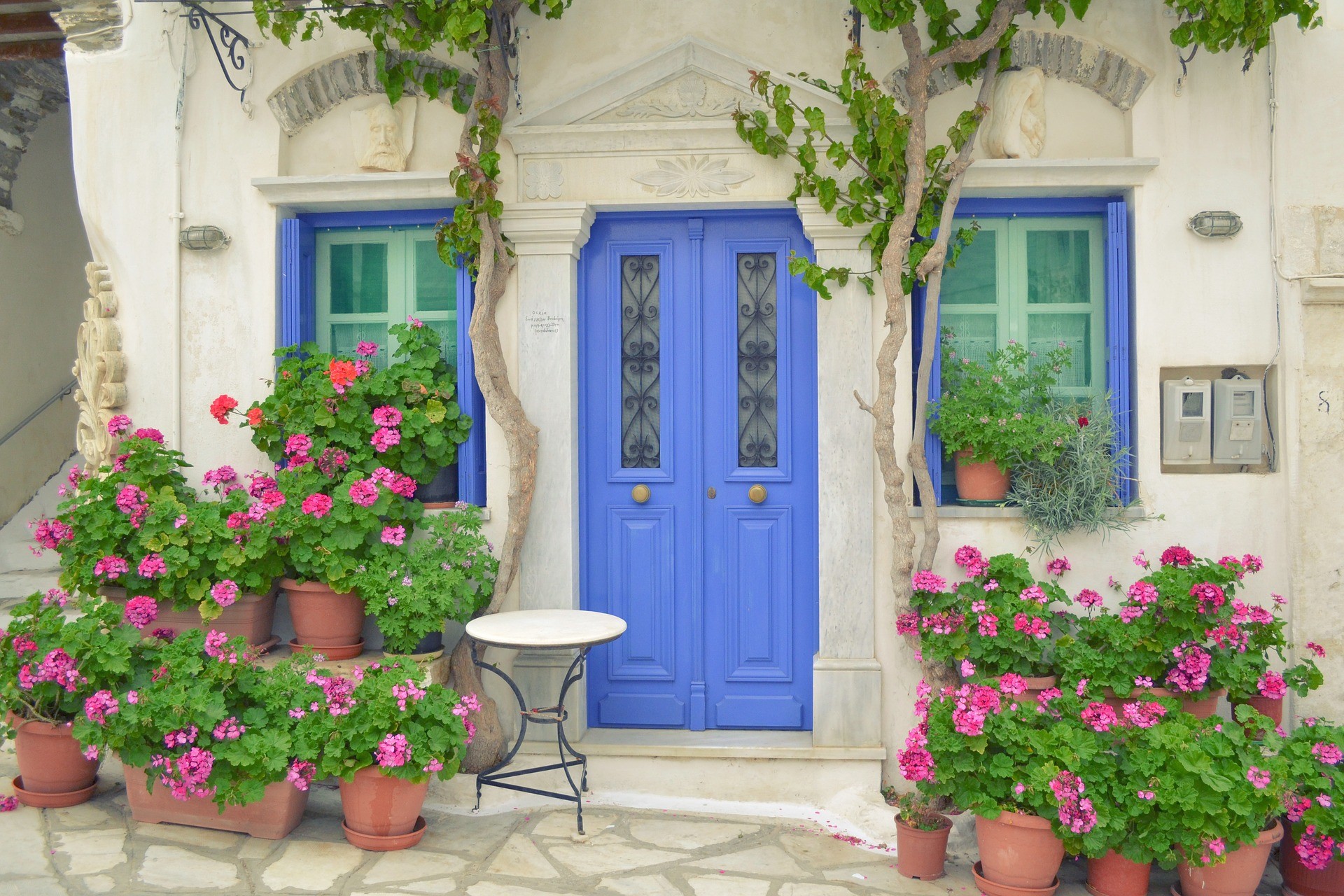 Porte d'entrée grecque typique à Pyrgos, Santorin