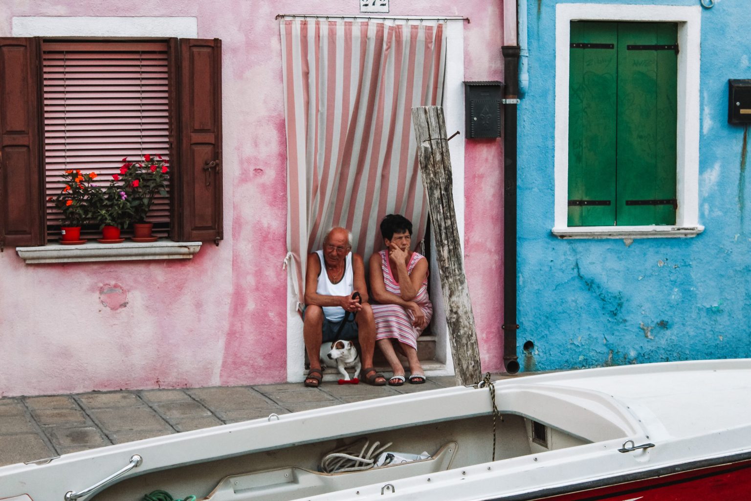 Mještani koji uživaju gledati što prolazi | Burano, Venecija