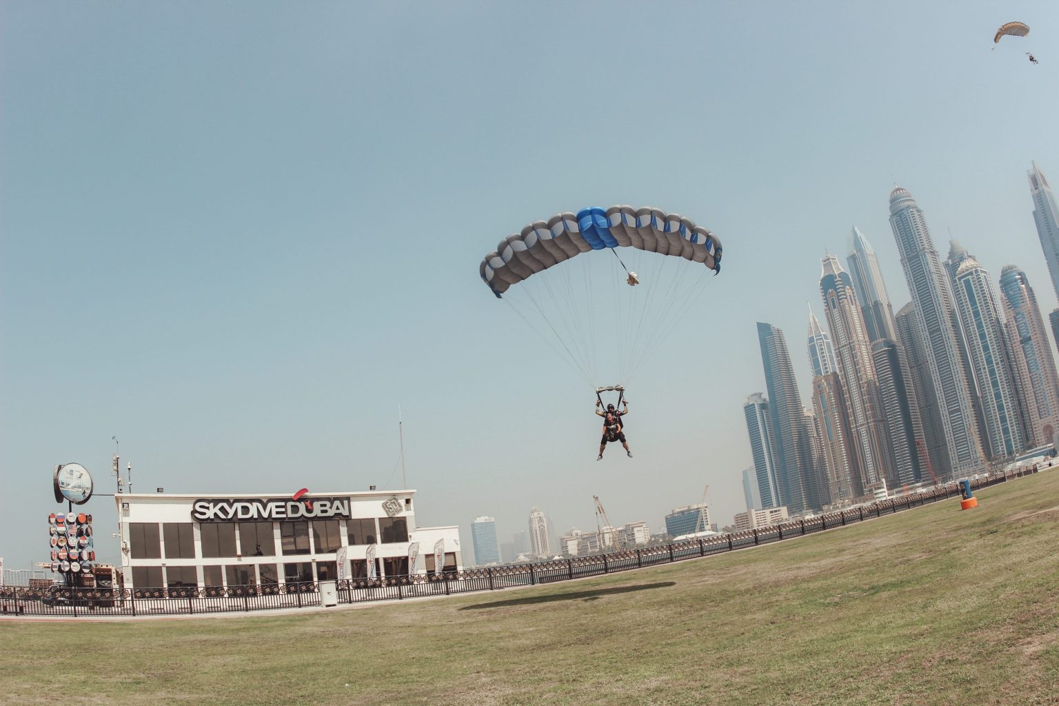 Skoki spadochronowe w Dubaju