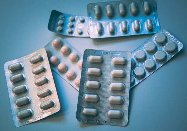 Diferentes comprimidos e medicamentos contra a malária