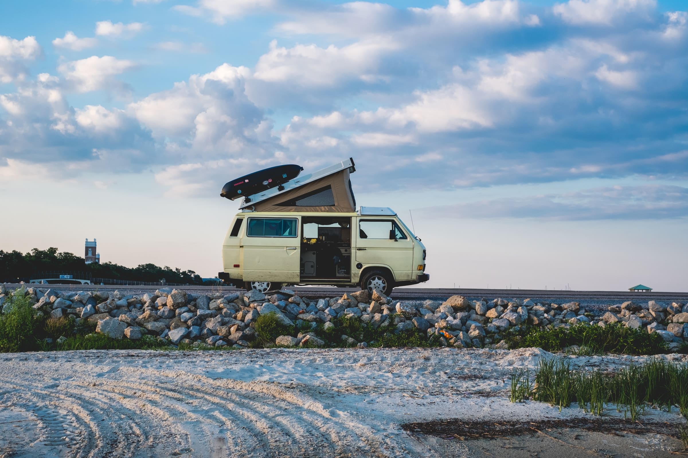 Acheter un camping-car ou aménager soi-même un van ?