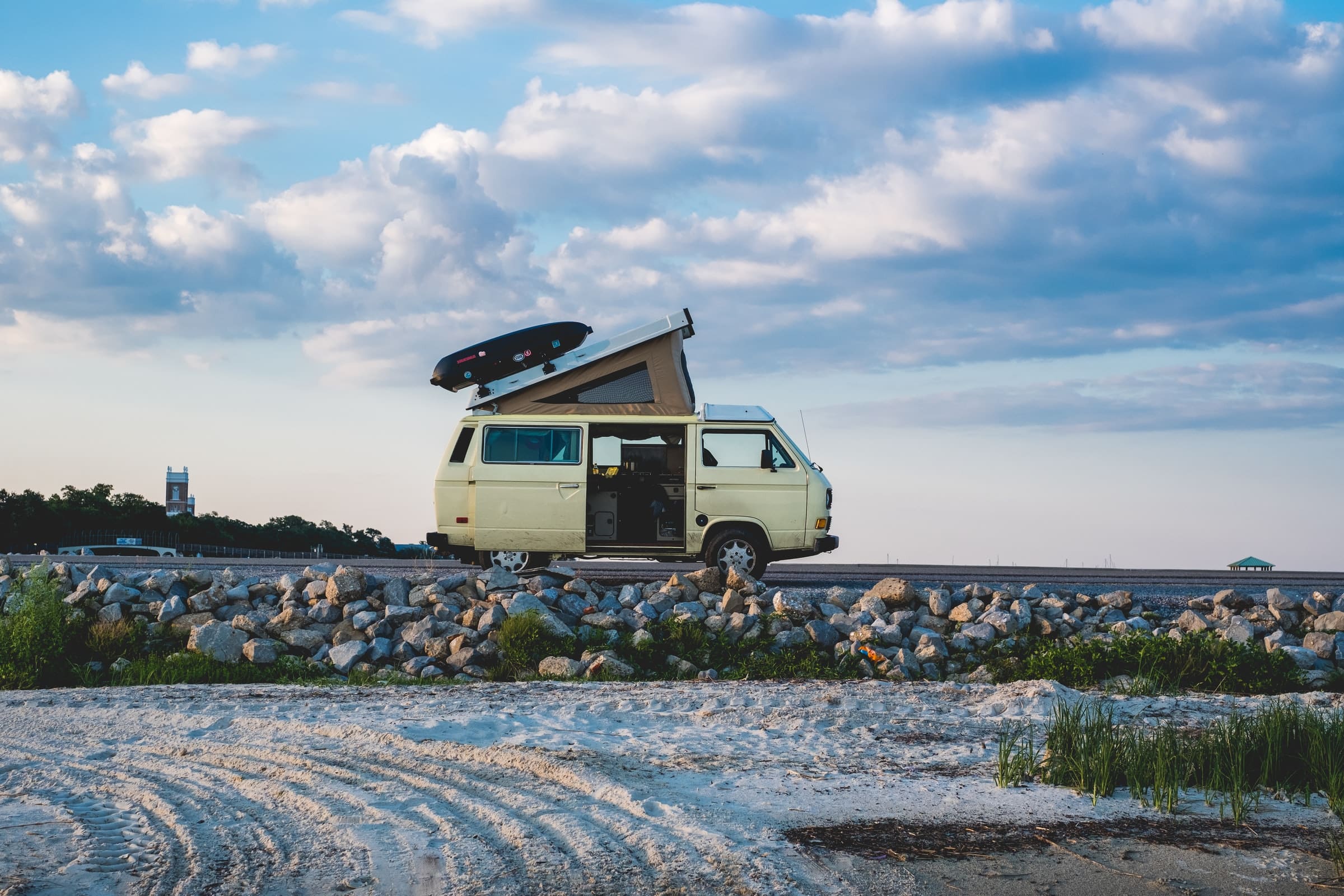 Camperbus kopen, of zelf een bestelbus ombouwen?