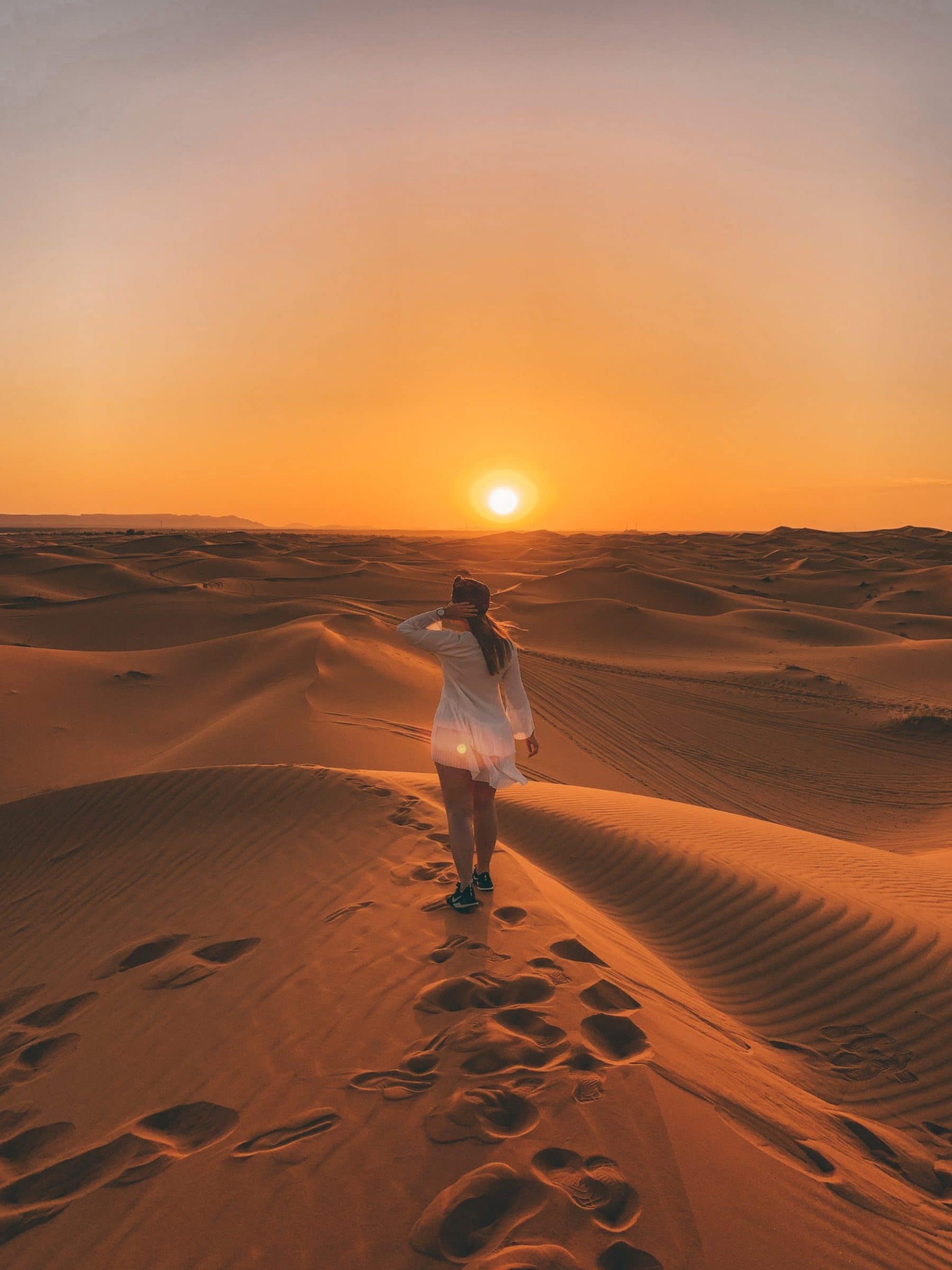 De zonsondergang in de Sahara woestijn - Marokko