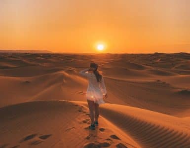 Le coucher du soleil dans le désert du Sahara - Maroc