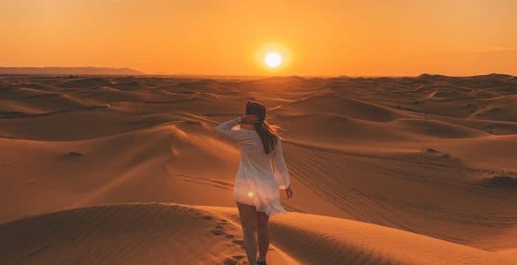 De zonsondergang in de Sahara woestijn - Marokko