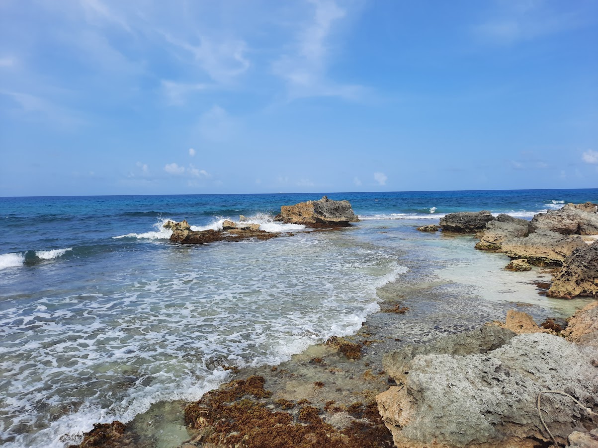 De zee en de rotsen in Isla Mujeres