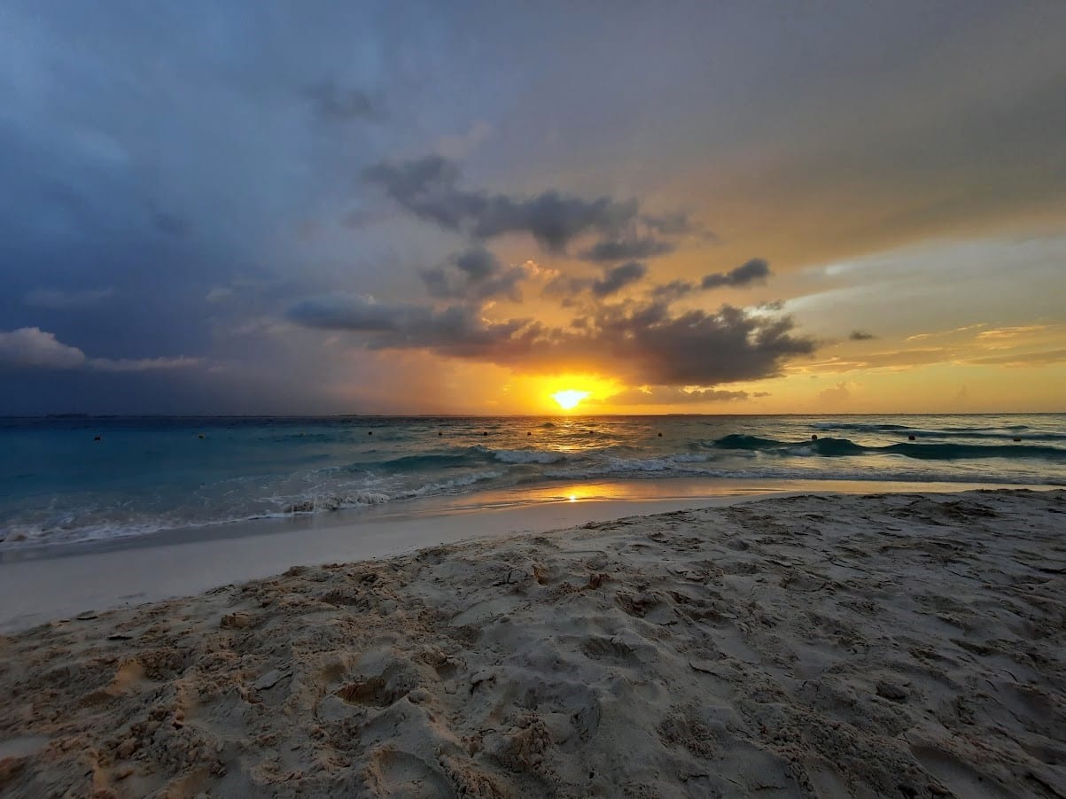 Zonsondergang op Playa el Cocal.