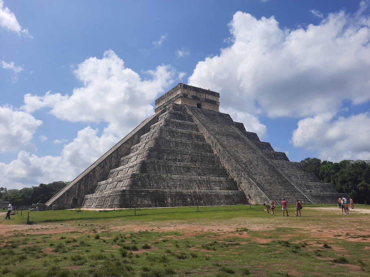 De prachtige piramide "El Castillo" in  Chichén Itzá