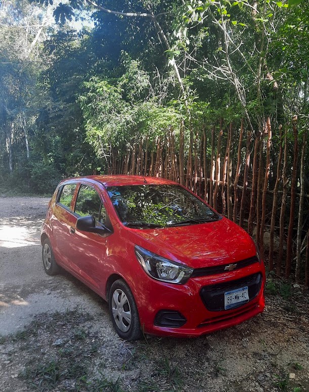 Mijn rode huurauto in de jungle van Mexico.