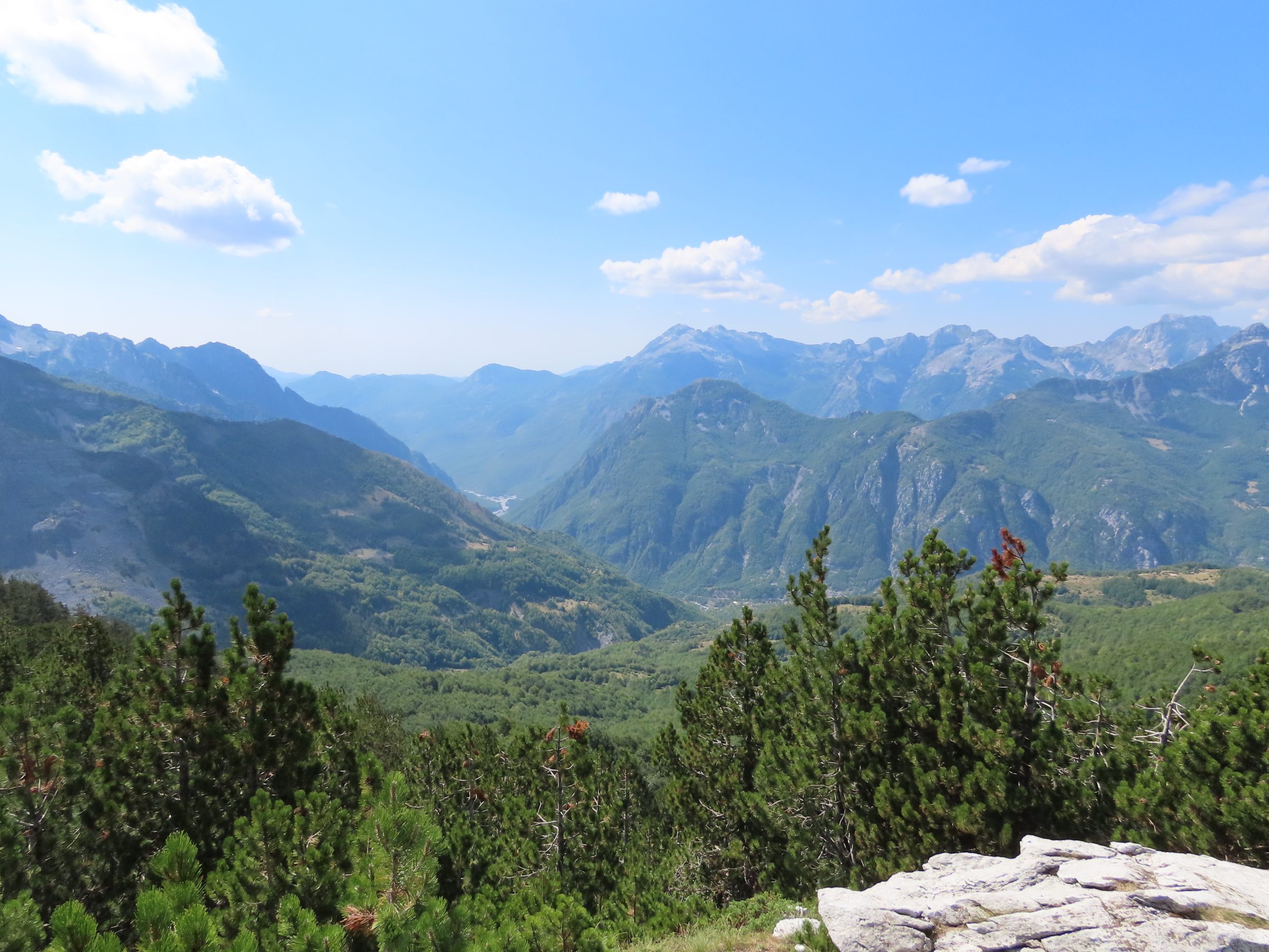 Eine weitere schöne Aussicht | Gipfel des Balkan Trail