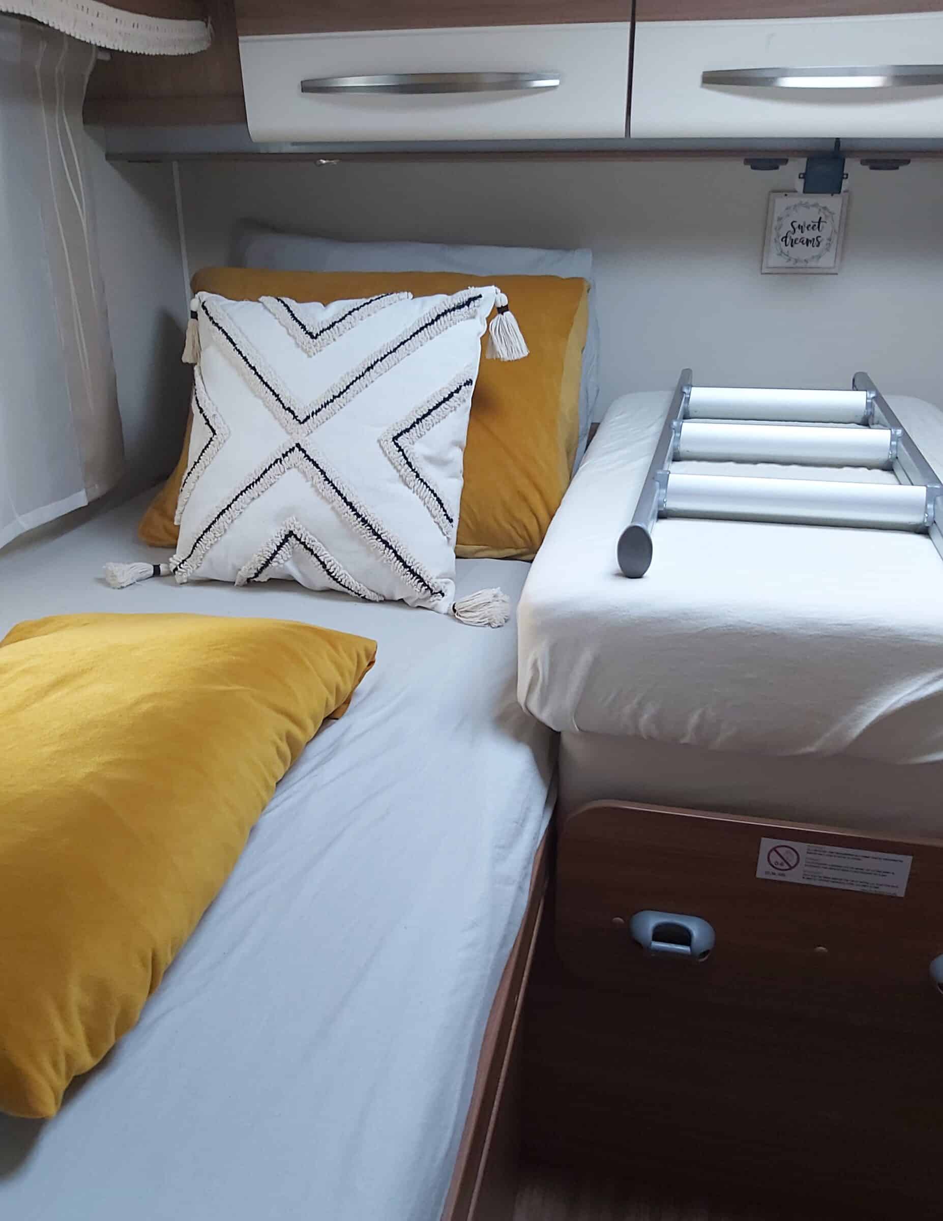 (Een deel van) ons bed in de camper.