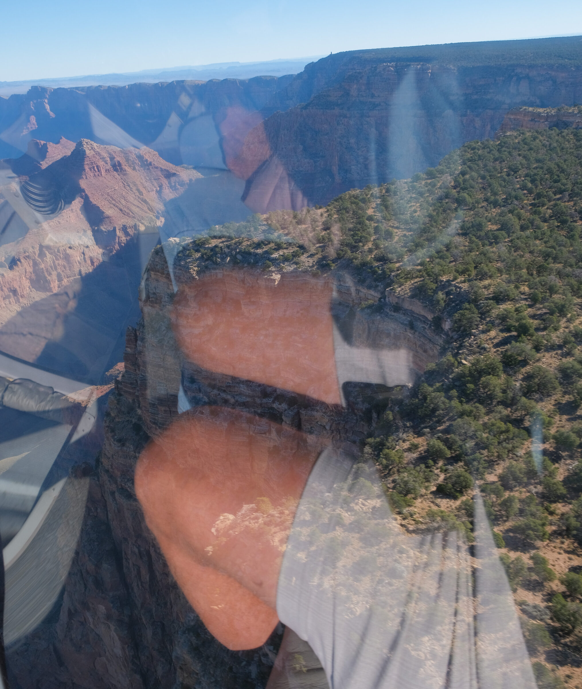 Ongewenste weerkaatsing in foto's deur glas