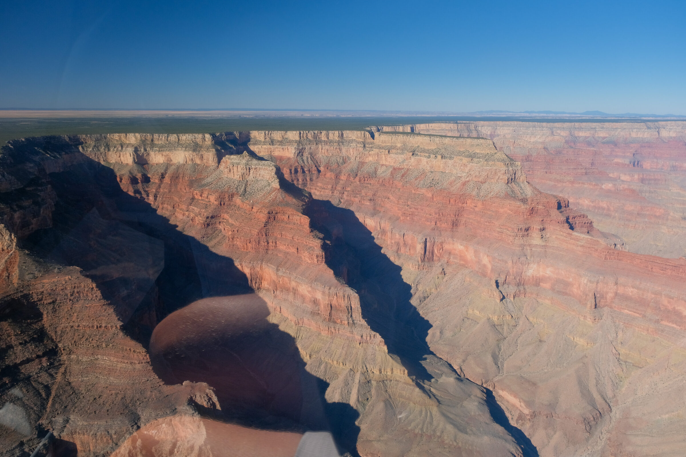 Zdjęcie Grand Canyon z odbiciem szkła w helikopterze