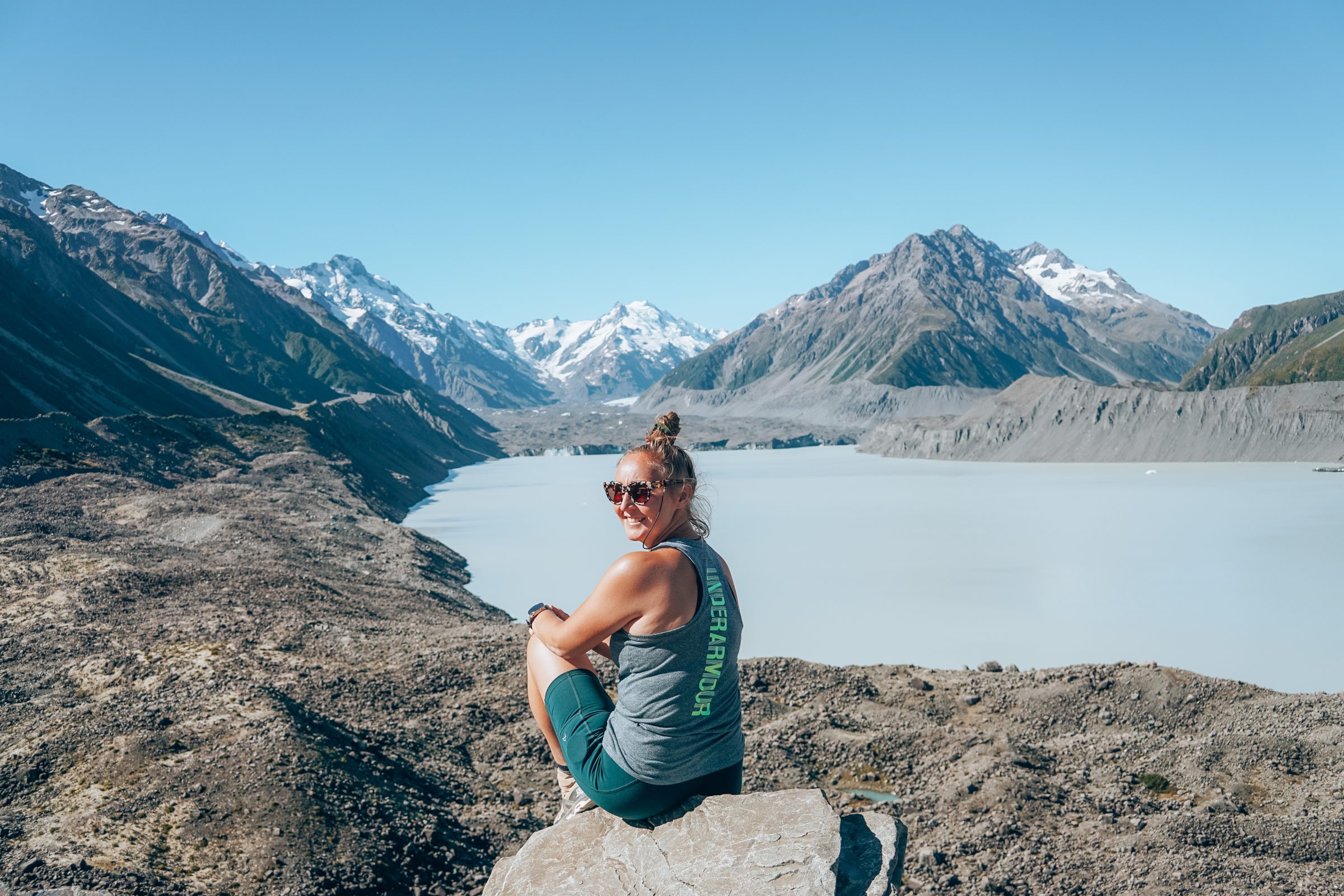 Genieten van de Tasman Glacier Lake lukte Madelon met dit weer heel goed | Hiken Lake Tekapo en Mount Cook