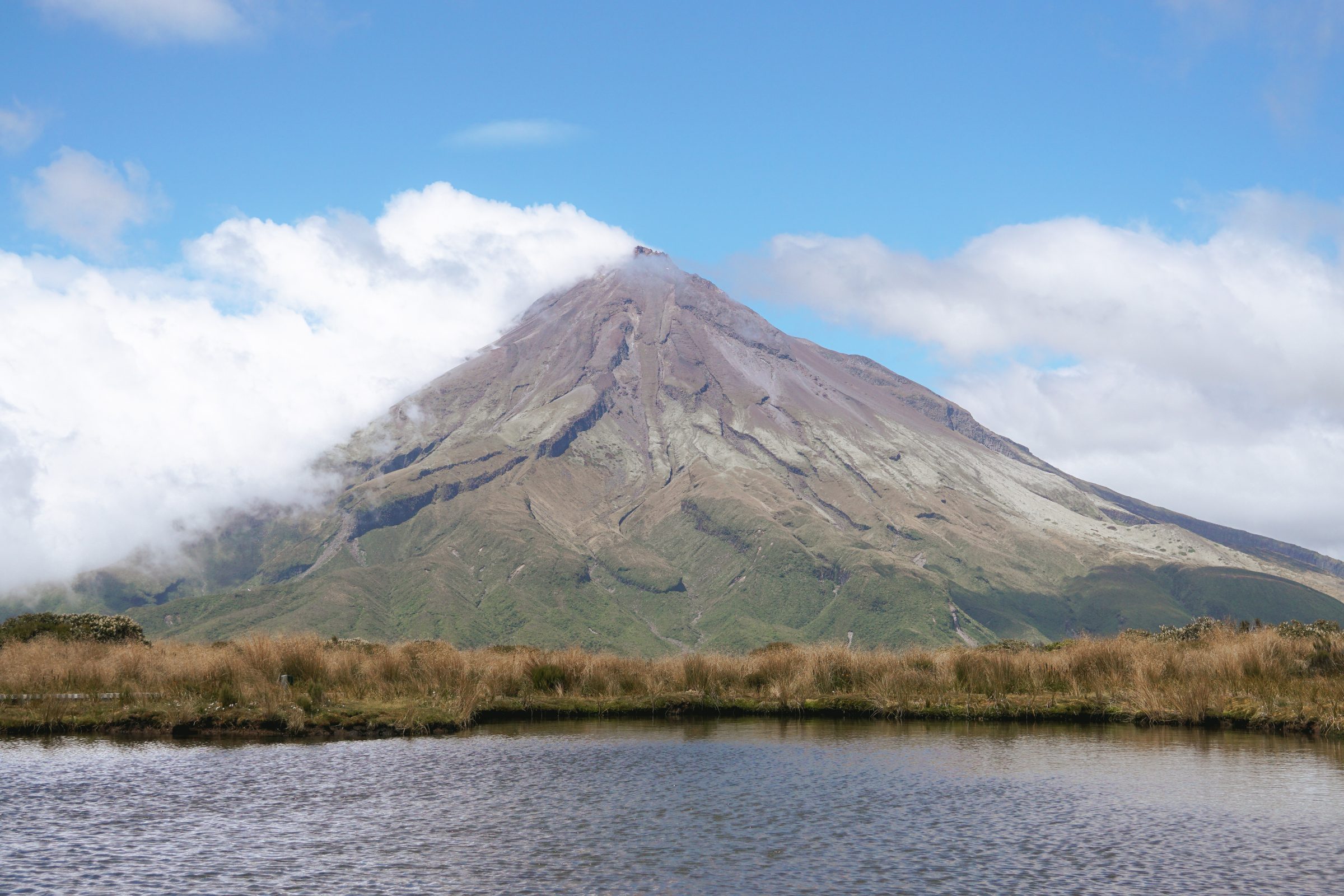 Helaas geen weerspiegeling, maar alsnog prachtig om de vulkaan zo te zien | Hiken Mount Taranaki