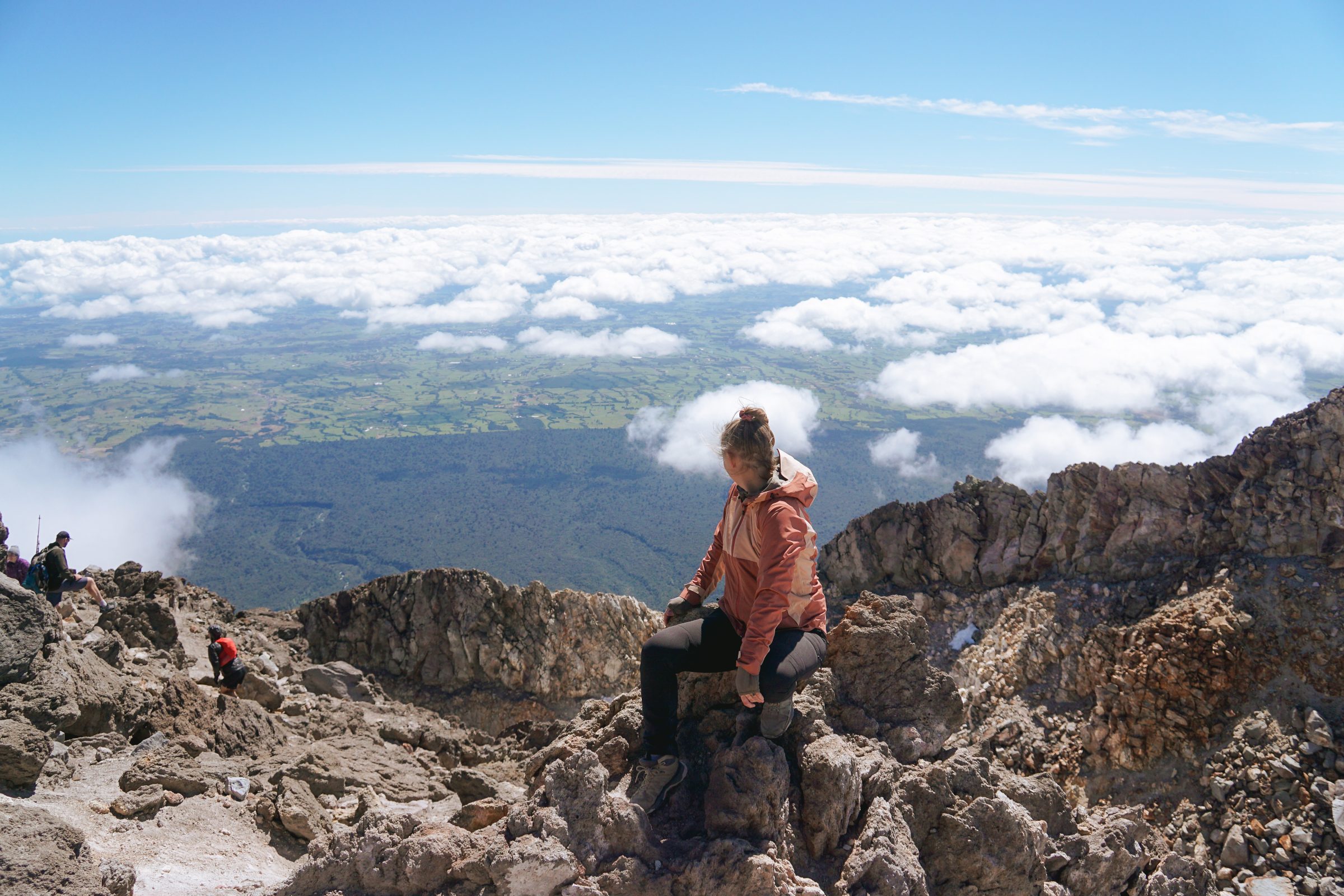 Madelon op de top van Mount Taranaki | Hiken Mount Taranaki