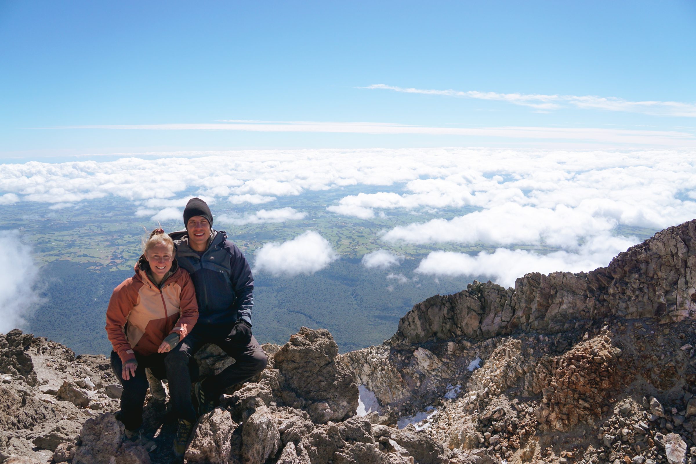 Madelon met haar vriend op de top van Mount Taranaki | Hiken Mount Taranaki