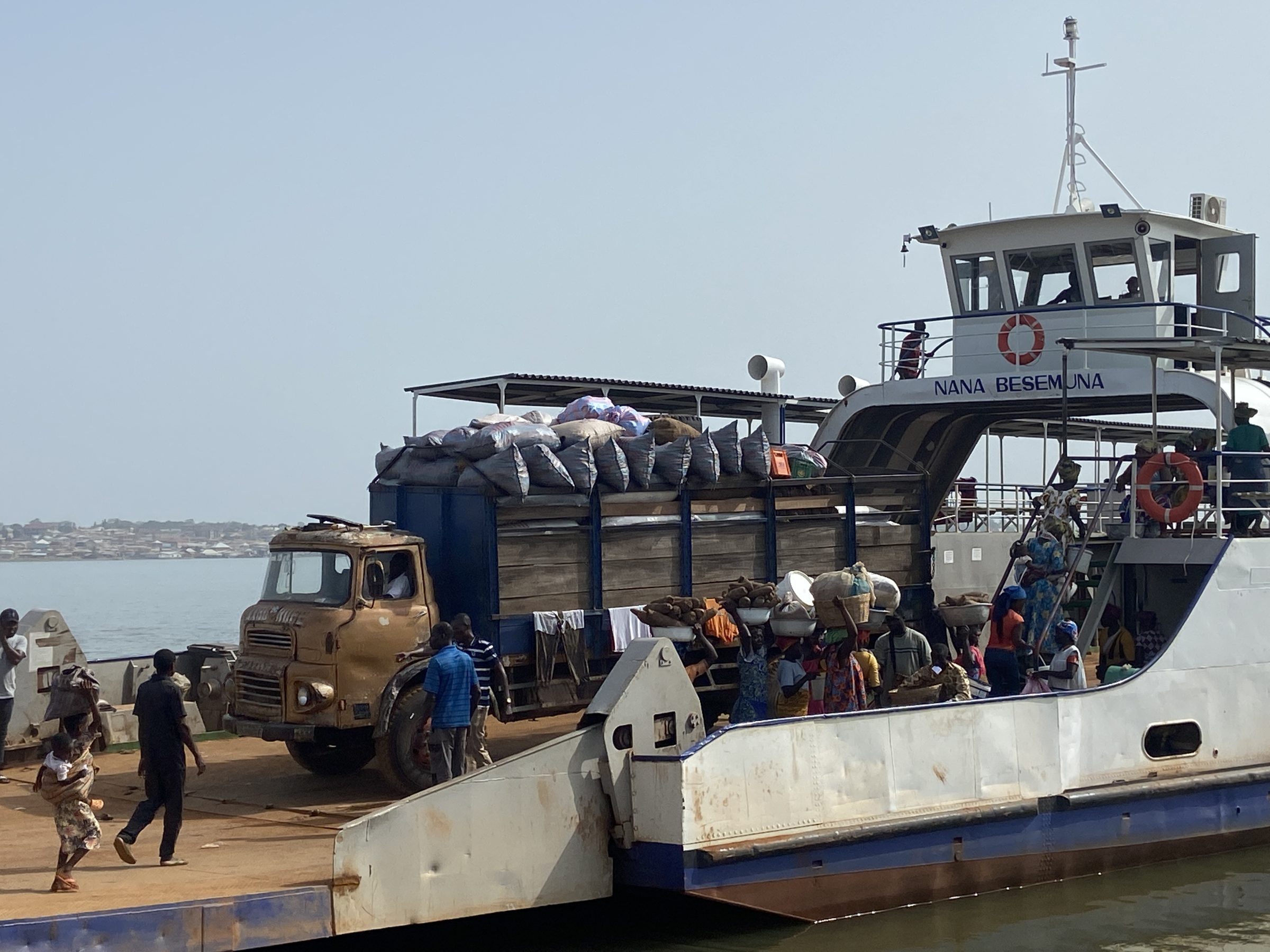 Ferry over de Volta rivier | Overlanden in Ghana