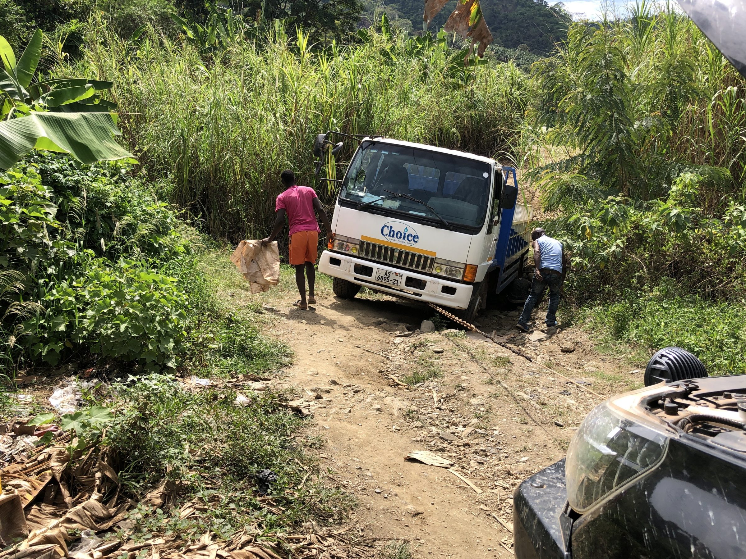Hulp aan een vrachtwagentje | Overlanden in Ghana