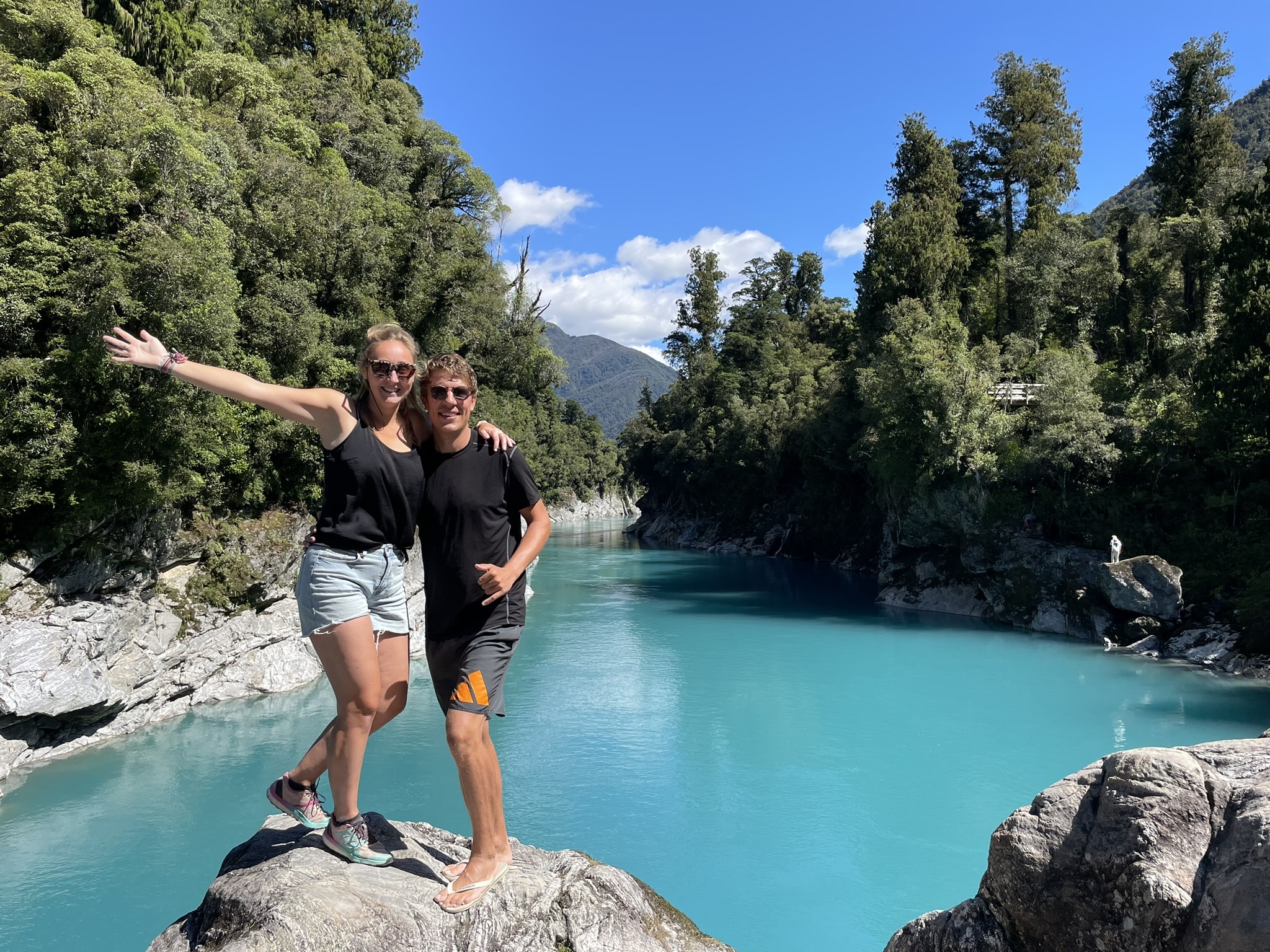 Madelon en haar vriend bij Hokitika Gorge | Reisinformatie Nieuw-Zeeland