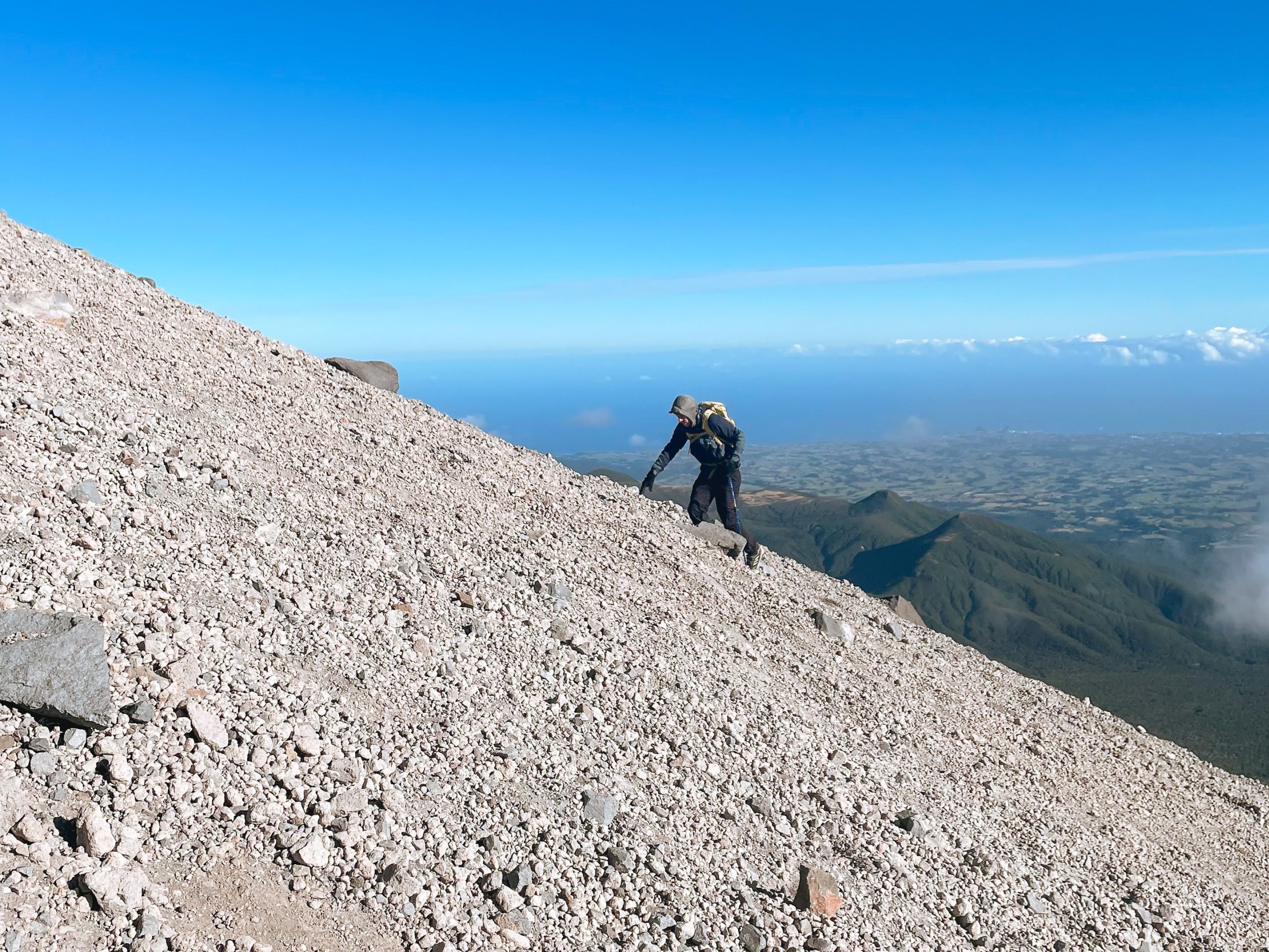 Het steile gravel pad naar boven tijdens de Summit Climb | Hiken Mount Taranaki