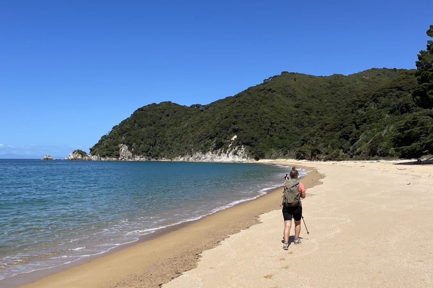 Wandelen over het strand terug richting Totaranui | Ontdek Abel Tasman National Park