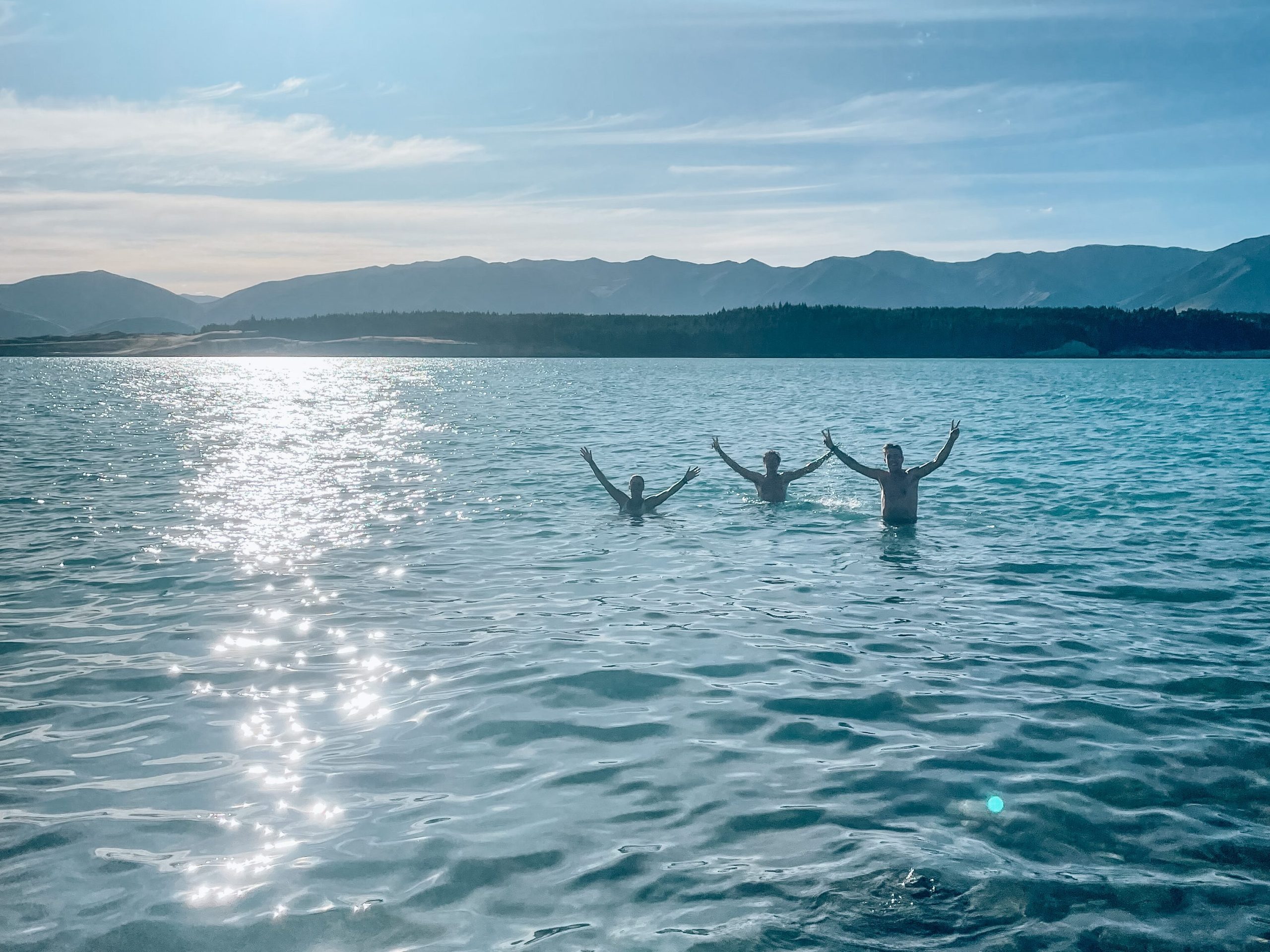 Na de wandeling een frisse duik nemen in het frisse Lake Pukaki | Hiken Lake Tekapo en Mount Cook