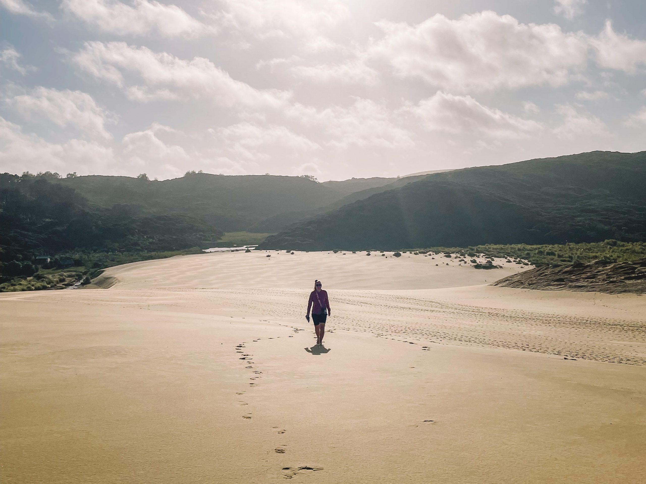 Blote voeten door het zand bij Giant Sand Dunes | Reisinformatie Nieuw-Zeeland