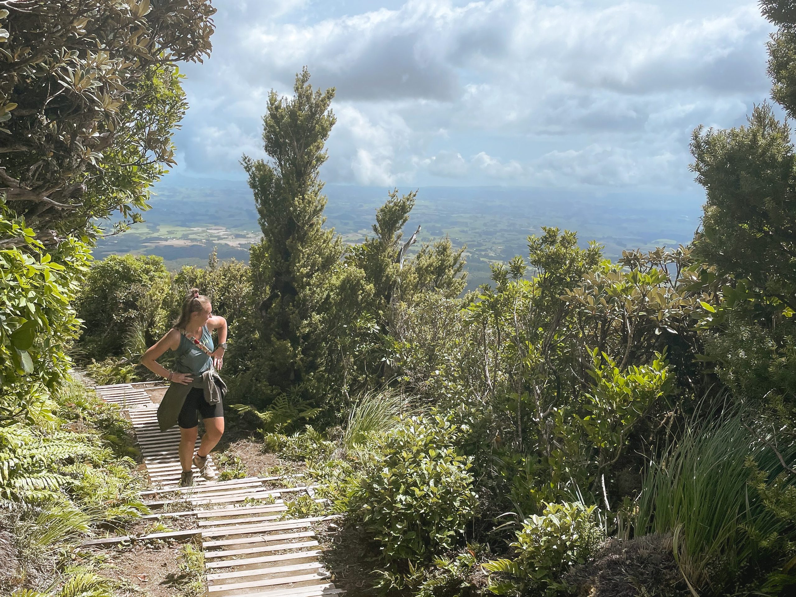 Eindelijk wat uitzicht naast al die traptreden | Hiken Mount Taranaki
