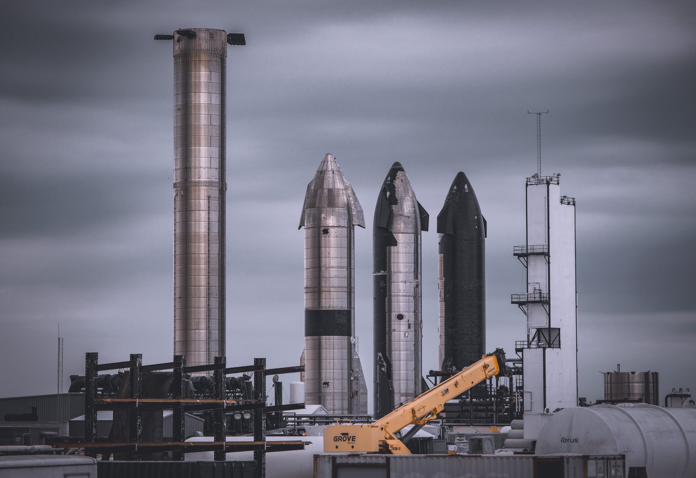 Eén grote booster en drie Starships die al getest zijn en kort gevlogen hebben