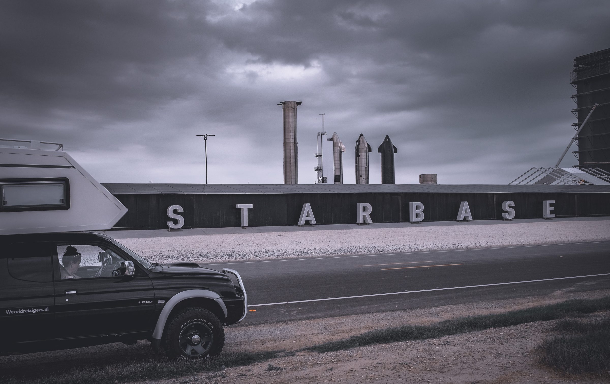 Starbase logo met raketten op de achtergrond