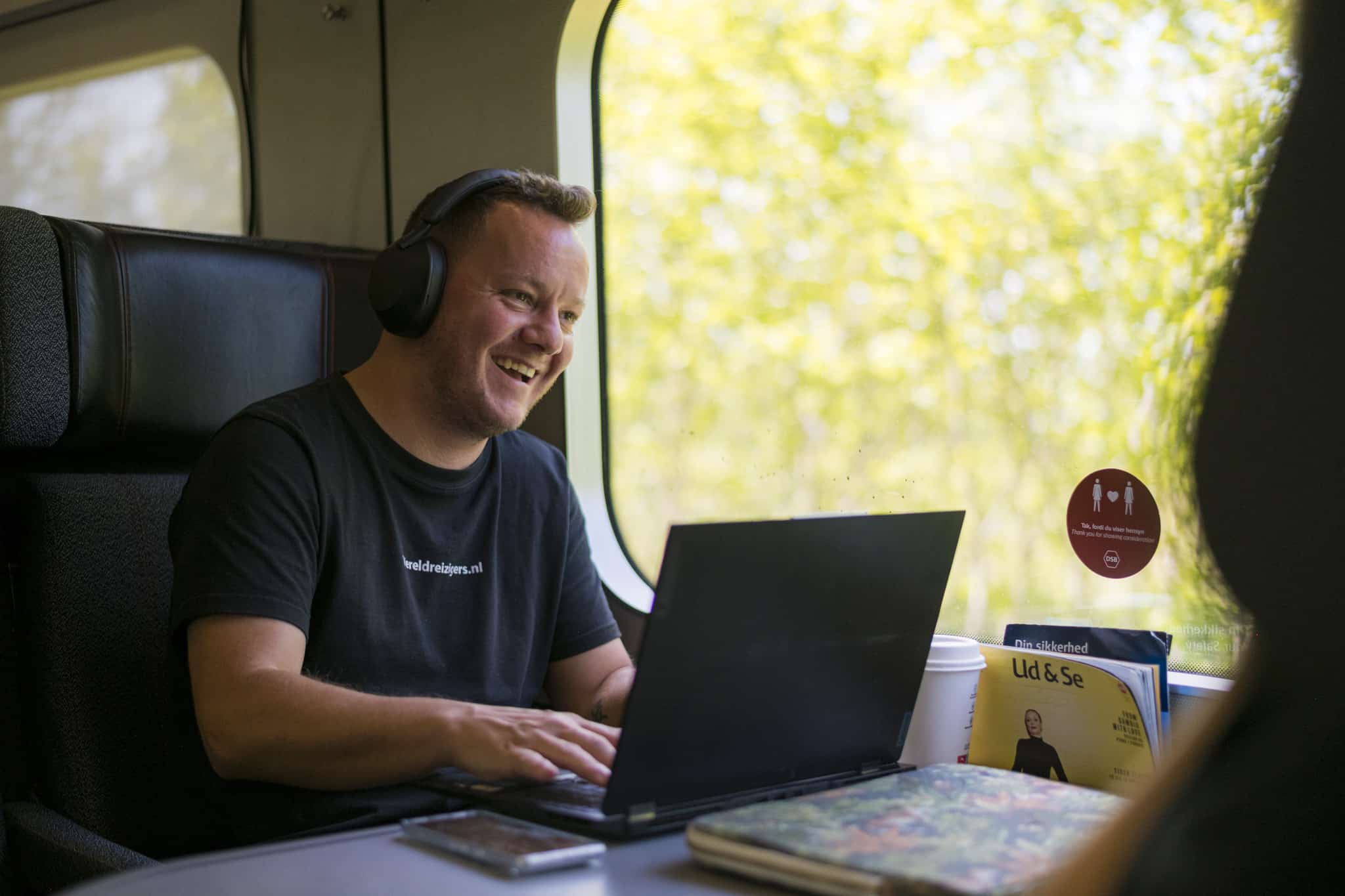 Werkend in de trein | Foto door @Maxkneefel (Instagram)