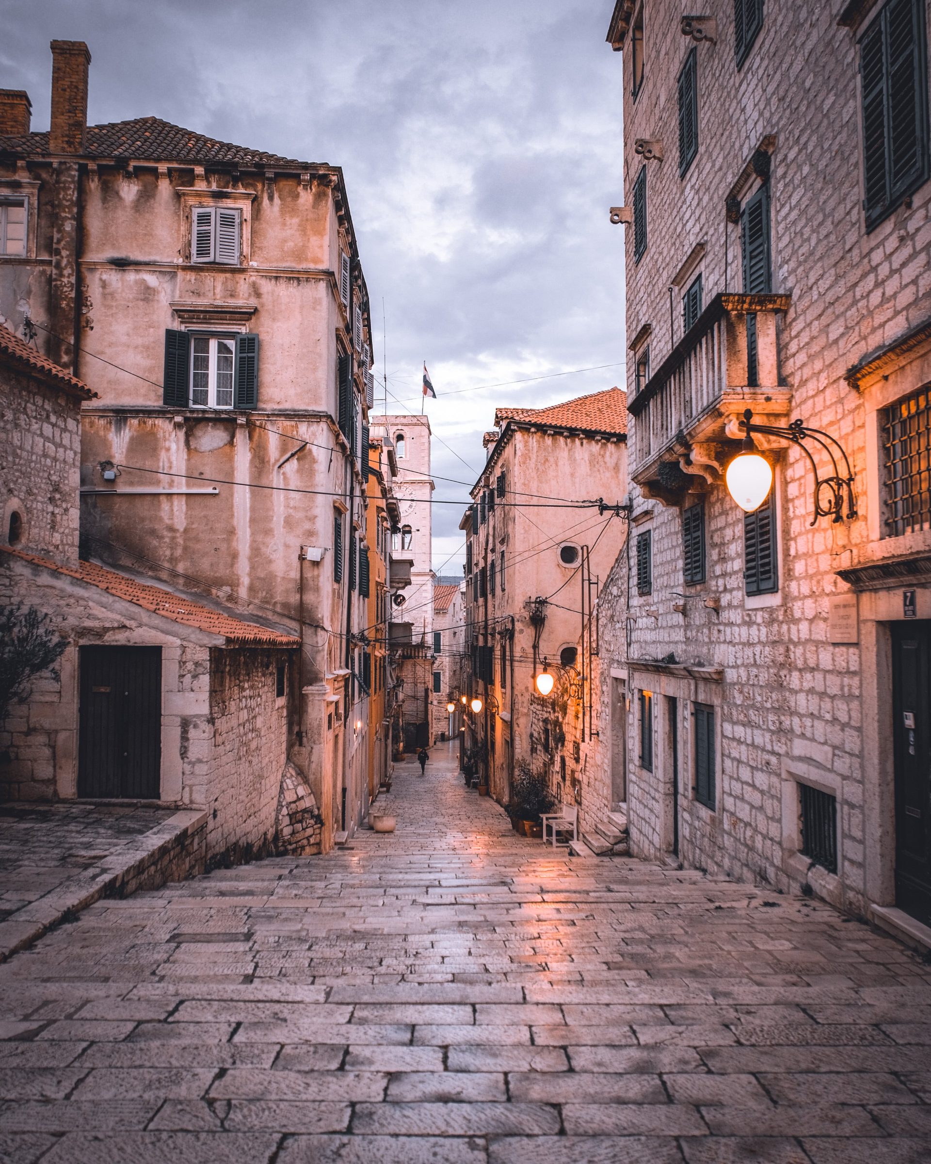 De prachtige smalle straten van natuursteen in Šibenik