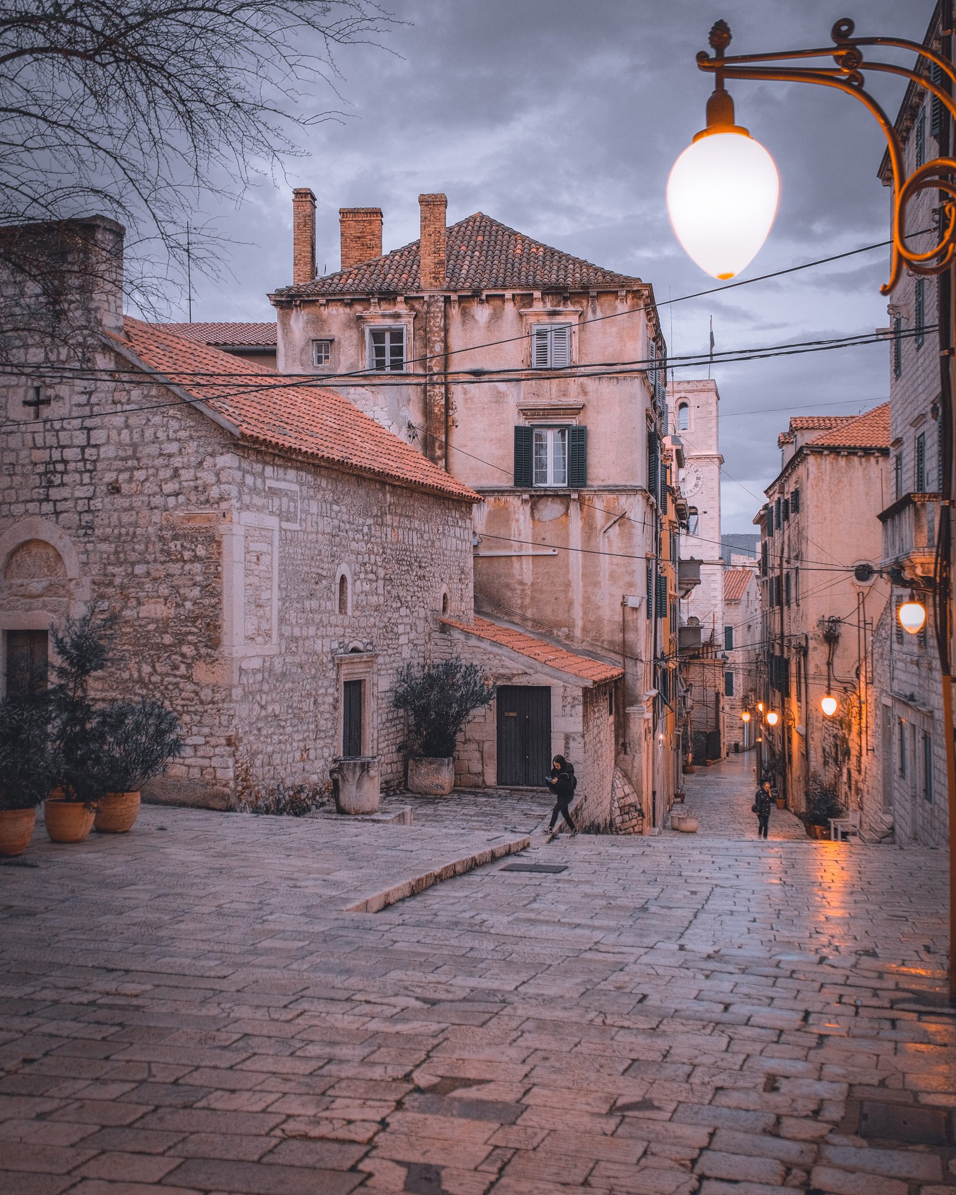 De prachtige smalle straten van natuursteen in Šibenik