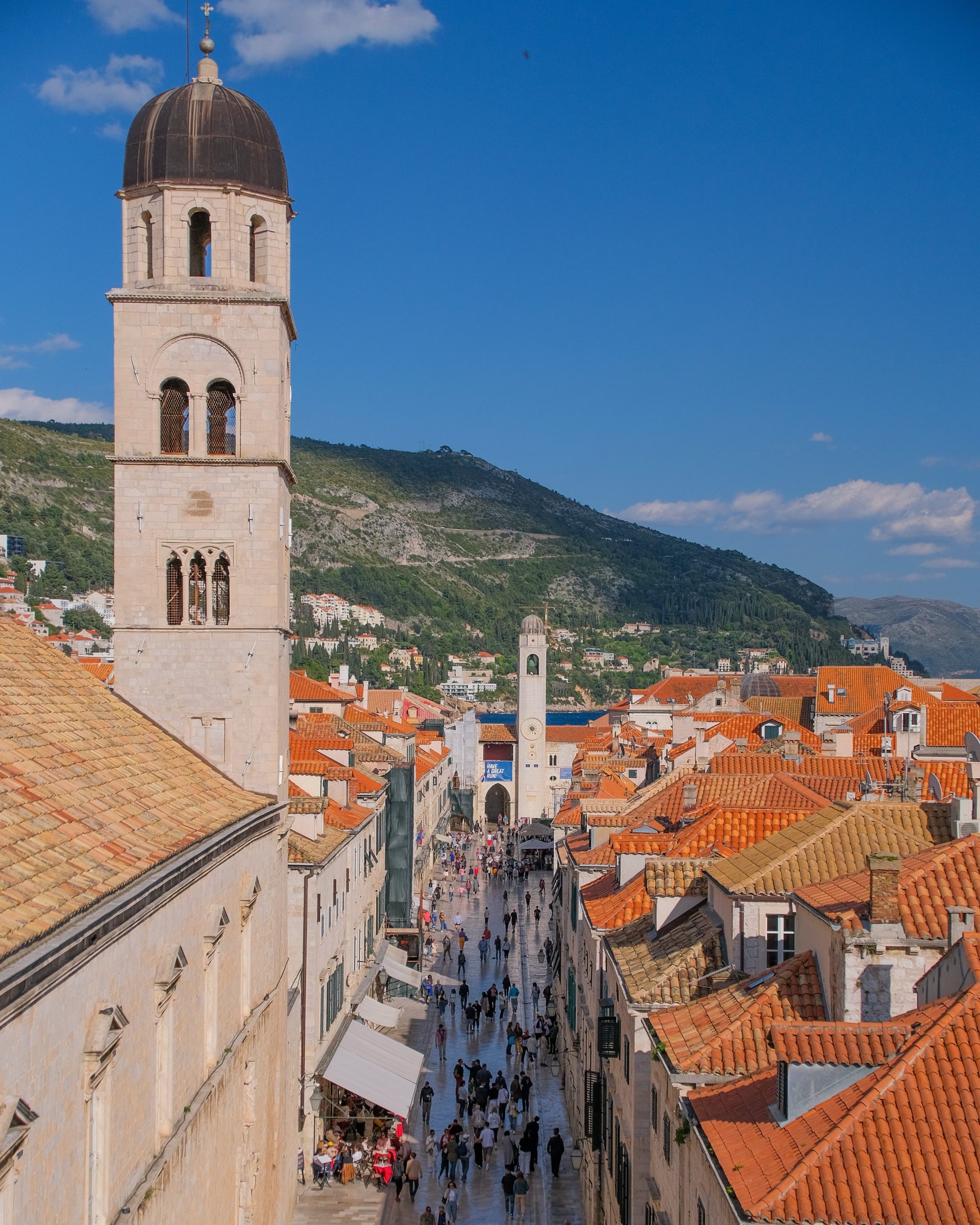 De Stradun (hoofdstraat) van Dubrovnik gezien vanaf de oude stadsmuur