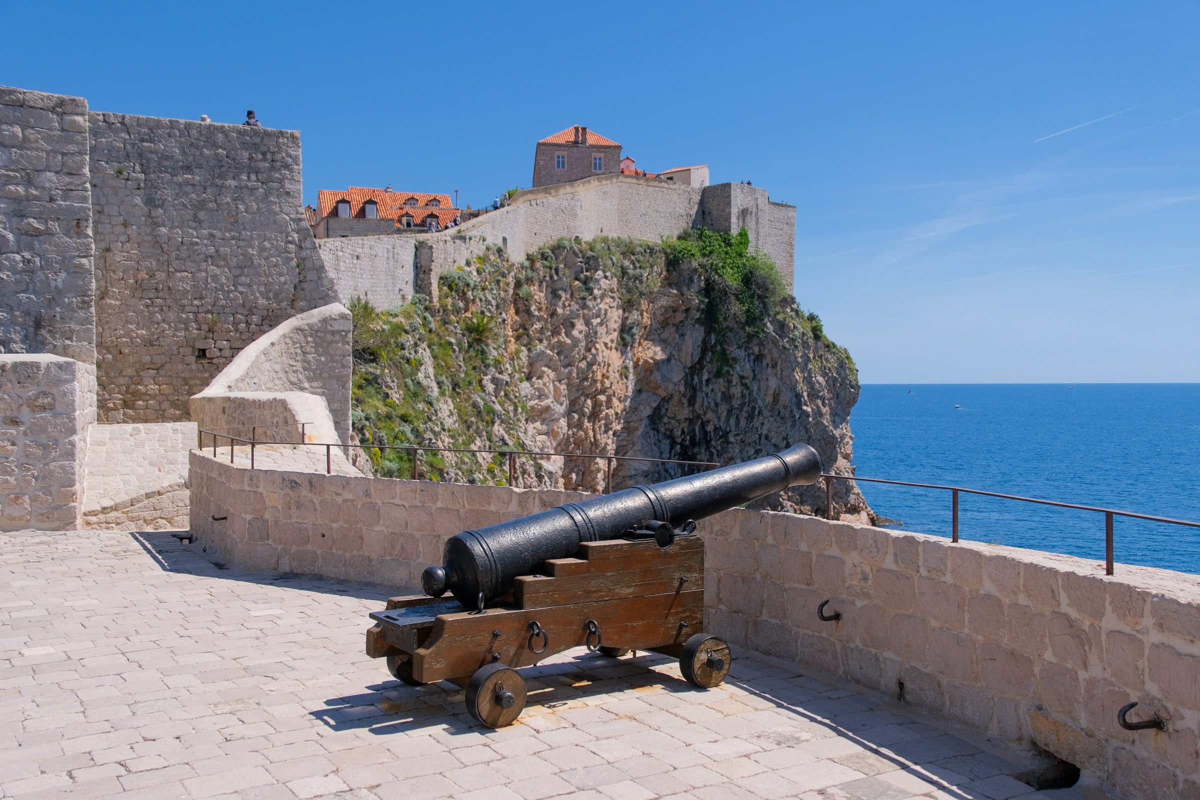 Een oud kanon op de stadsmuur