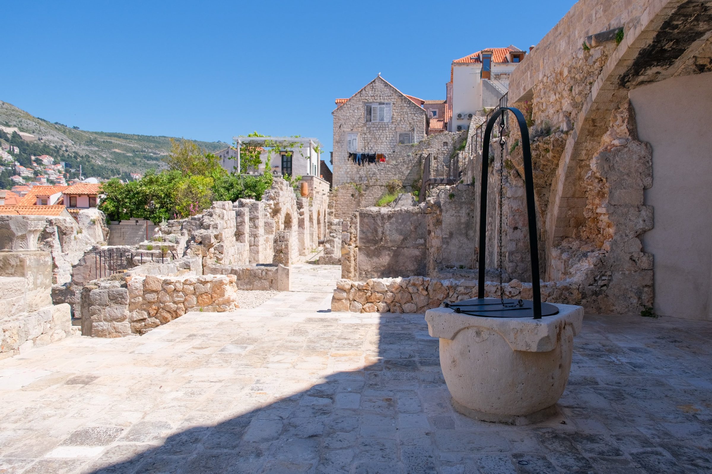 Ruïnes en een waterput op de oude stadsmuur van Dubrovnik