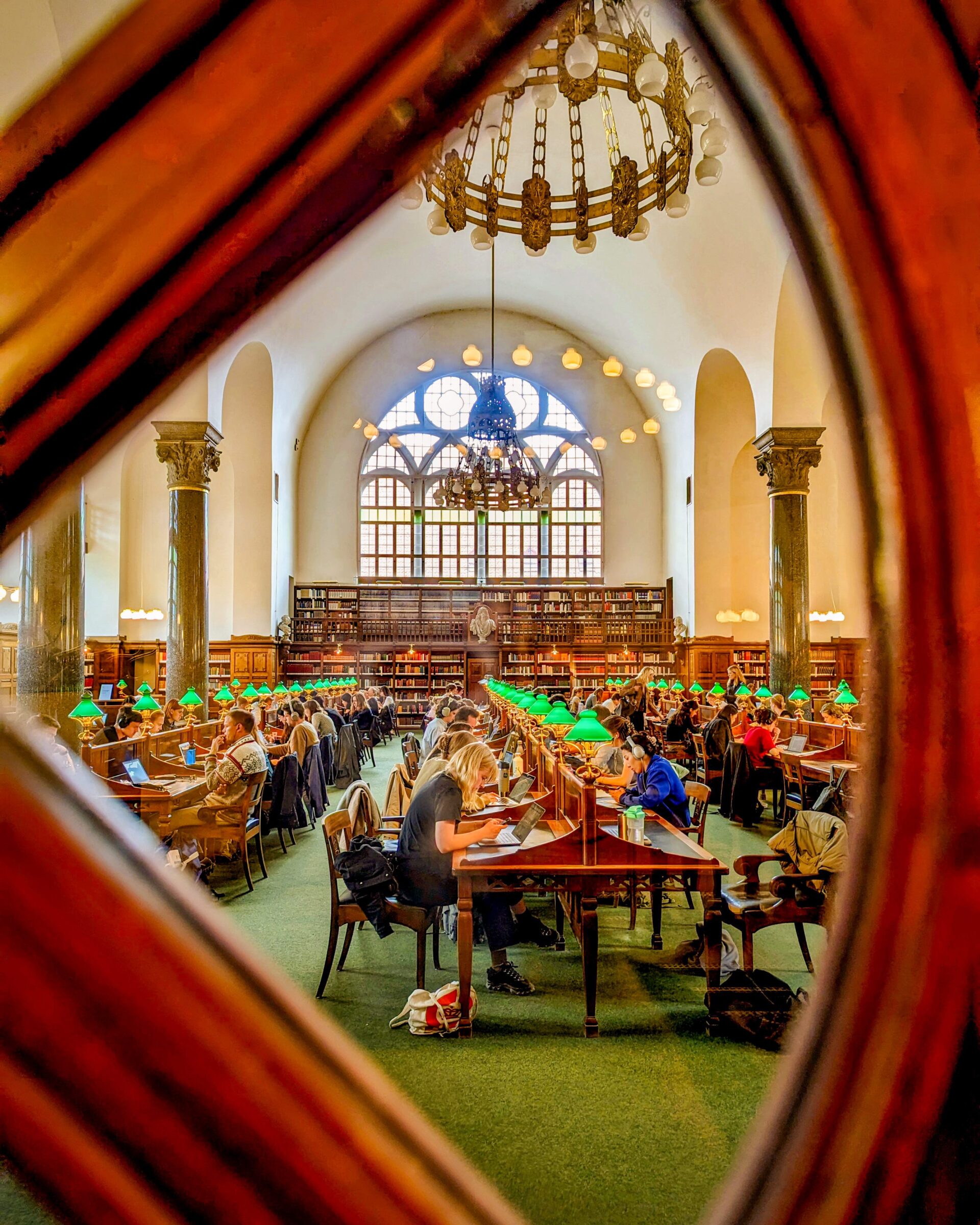 Studenten in het oude deel van The Royal Library