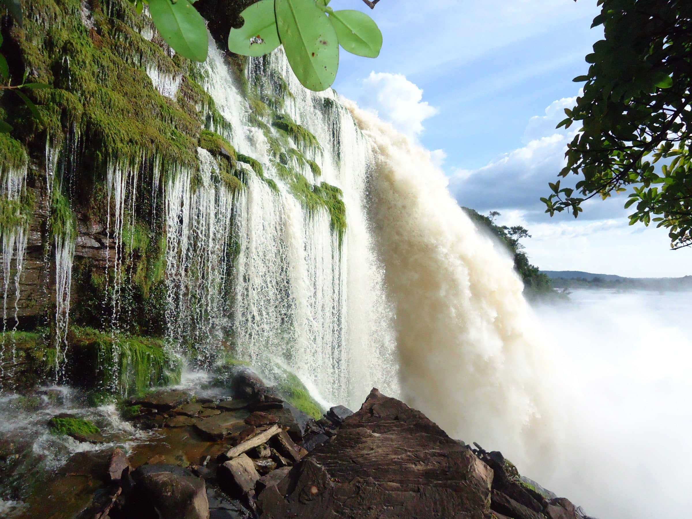Cainama Falls perto de Angel Falls, Venezuela
