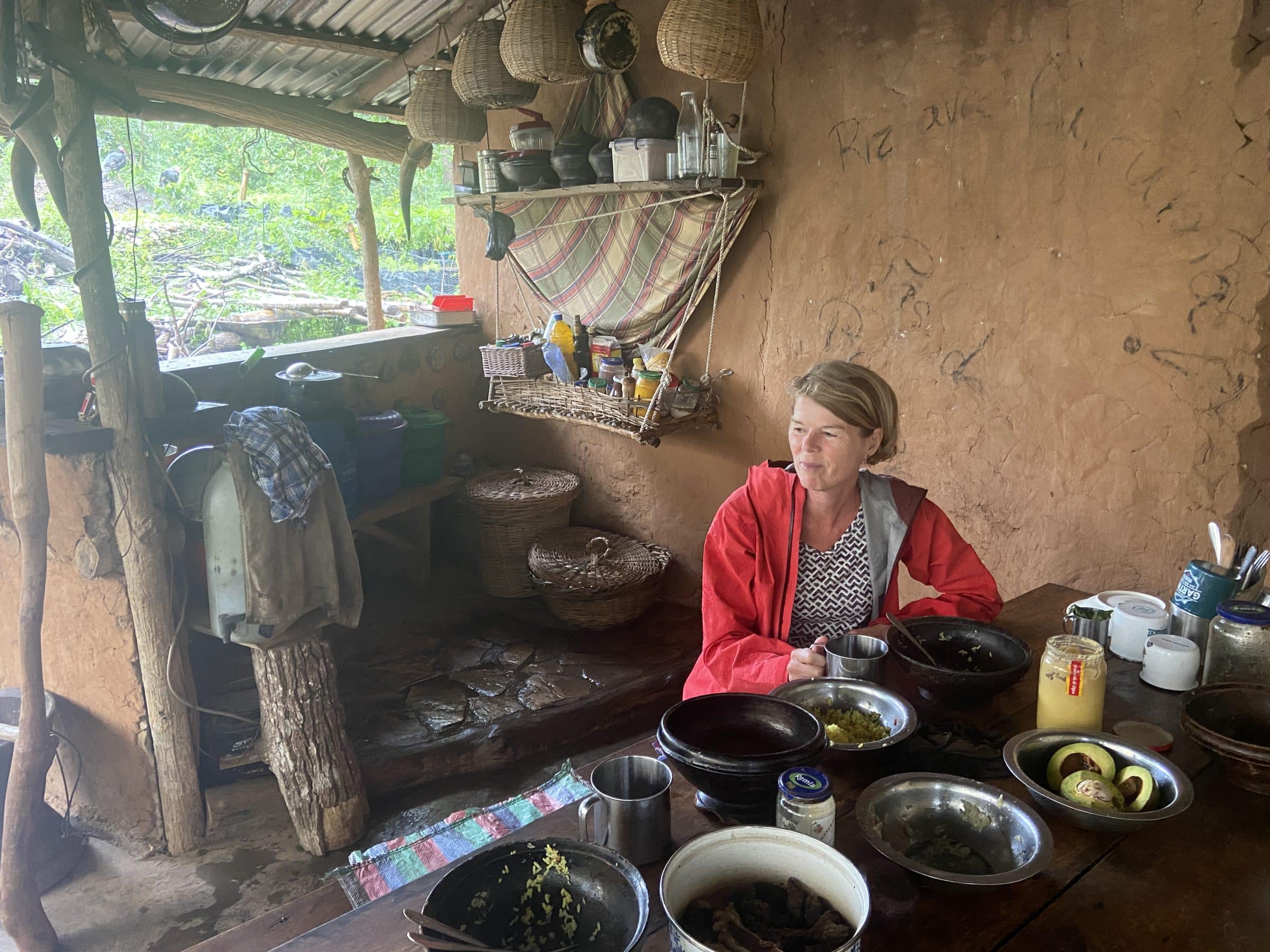 Lunch in Philips's keuken | Overlanden in Togo