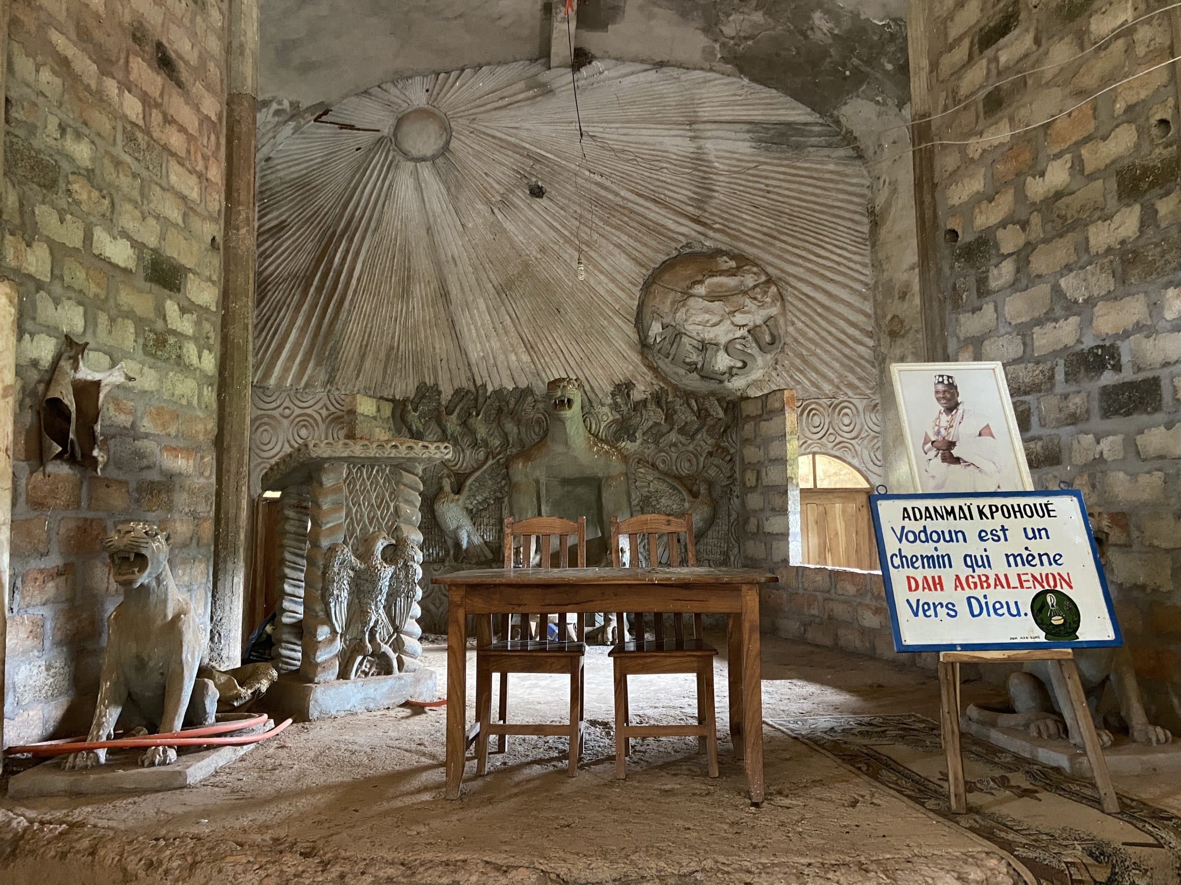 Spreekstoel in Voodoo kerk | Overlanden in Benin