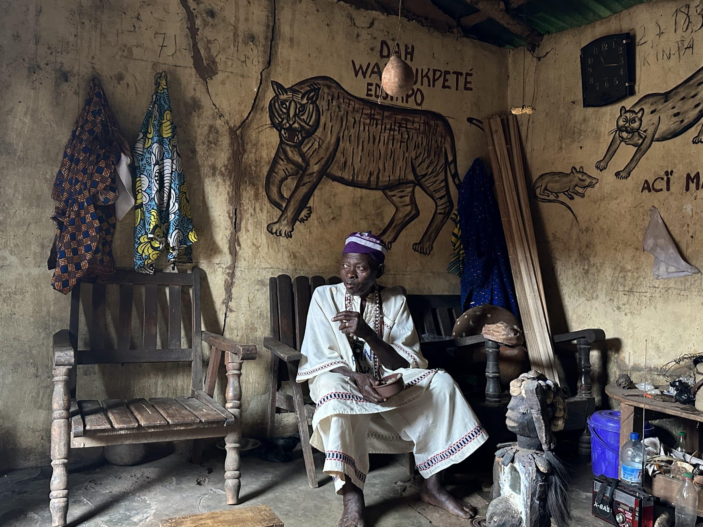 Voodoo priester in praktijkruimte | Overlanden in Benin