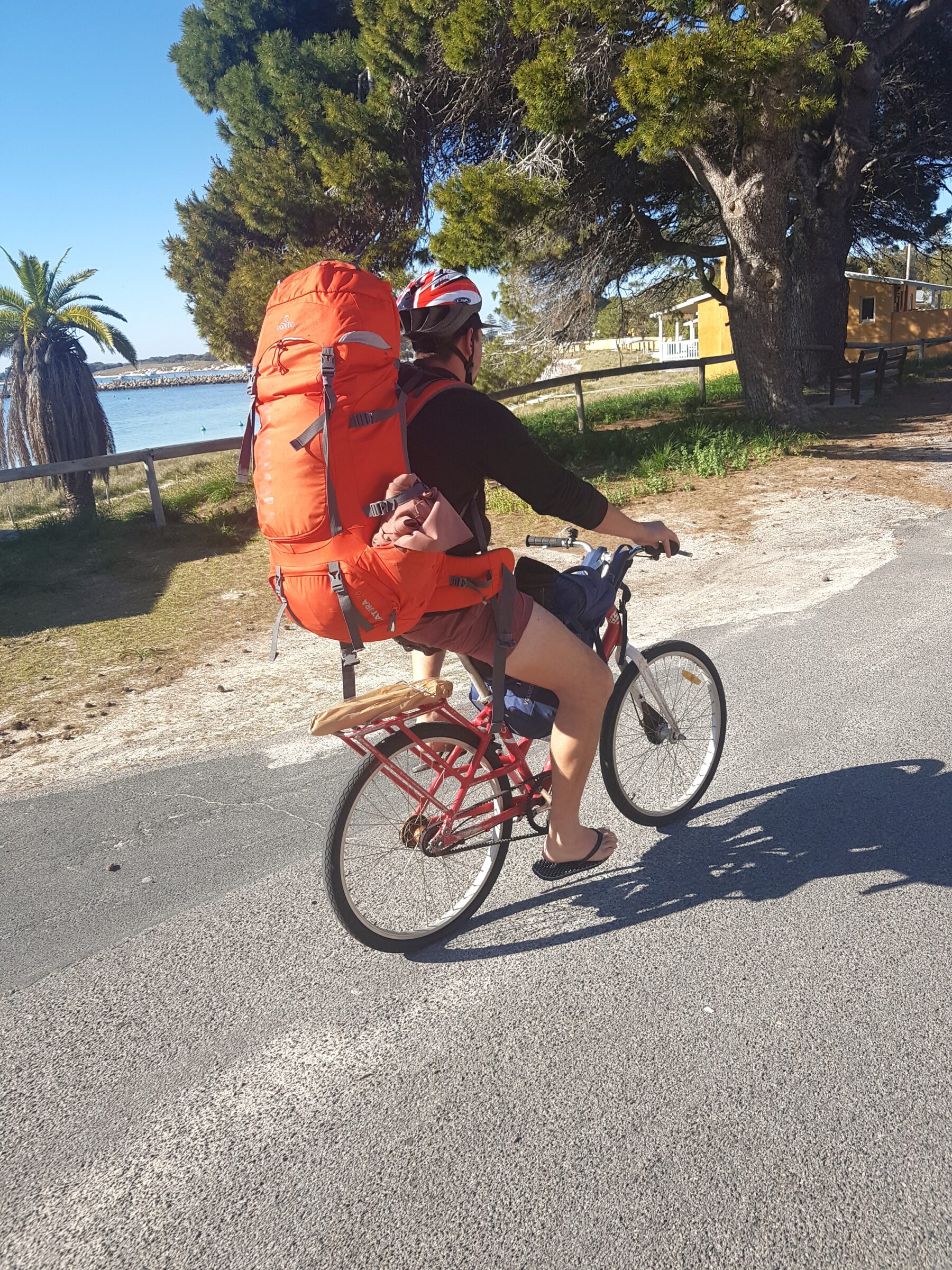 Avec sac à dos sur le vélo