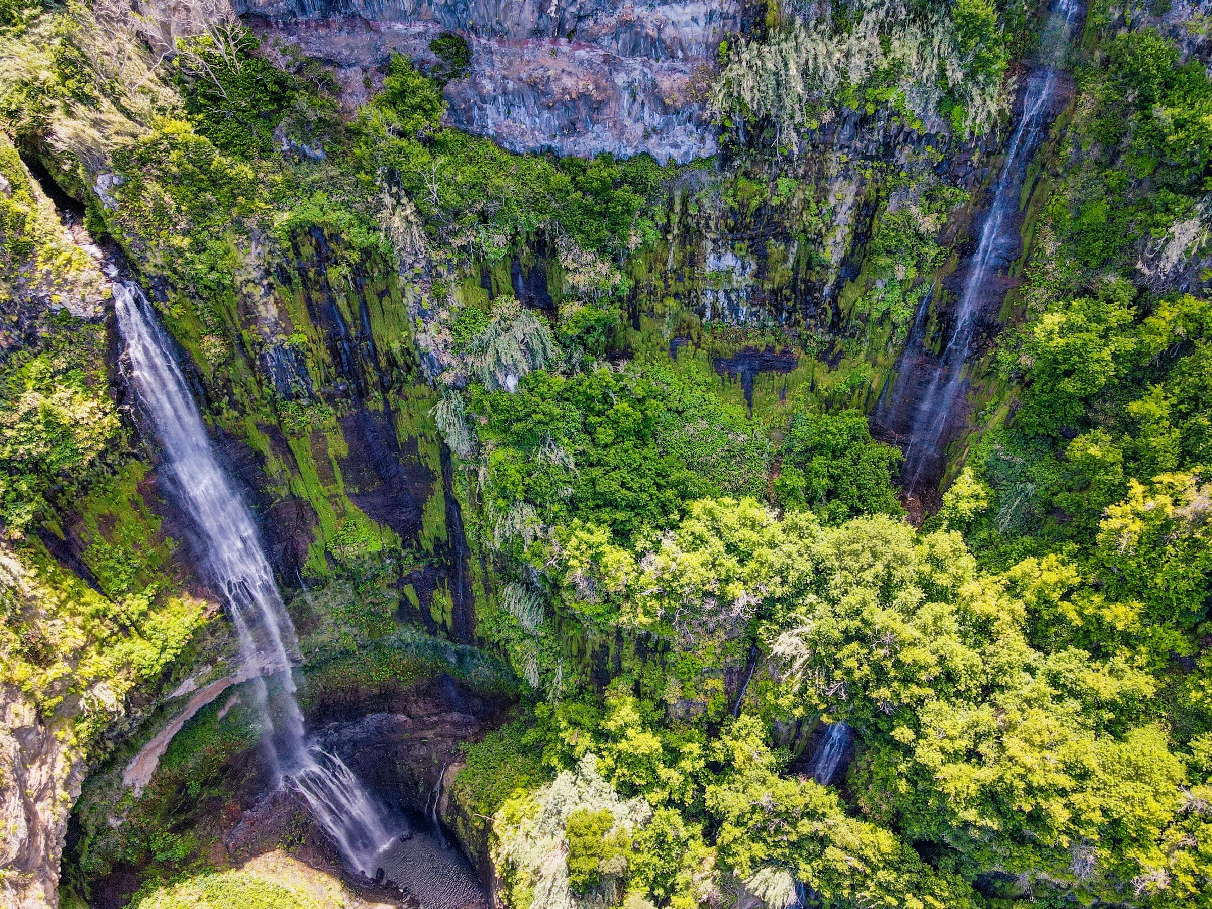 De watervallen van dichtbij (foto gemaakt met een drone)