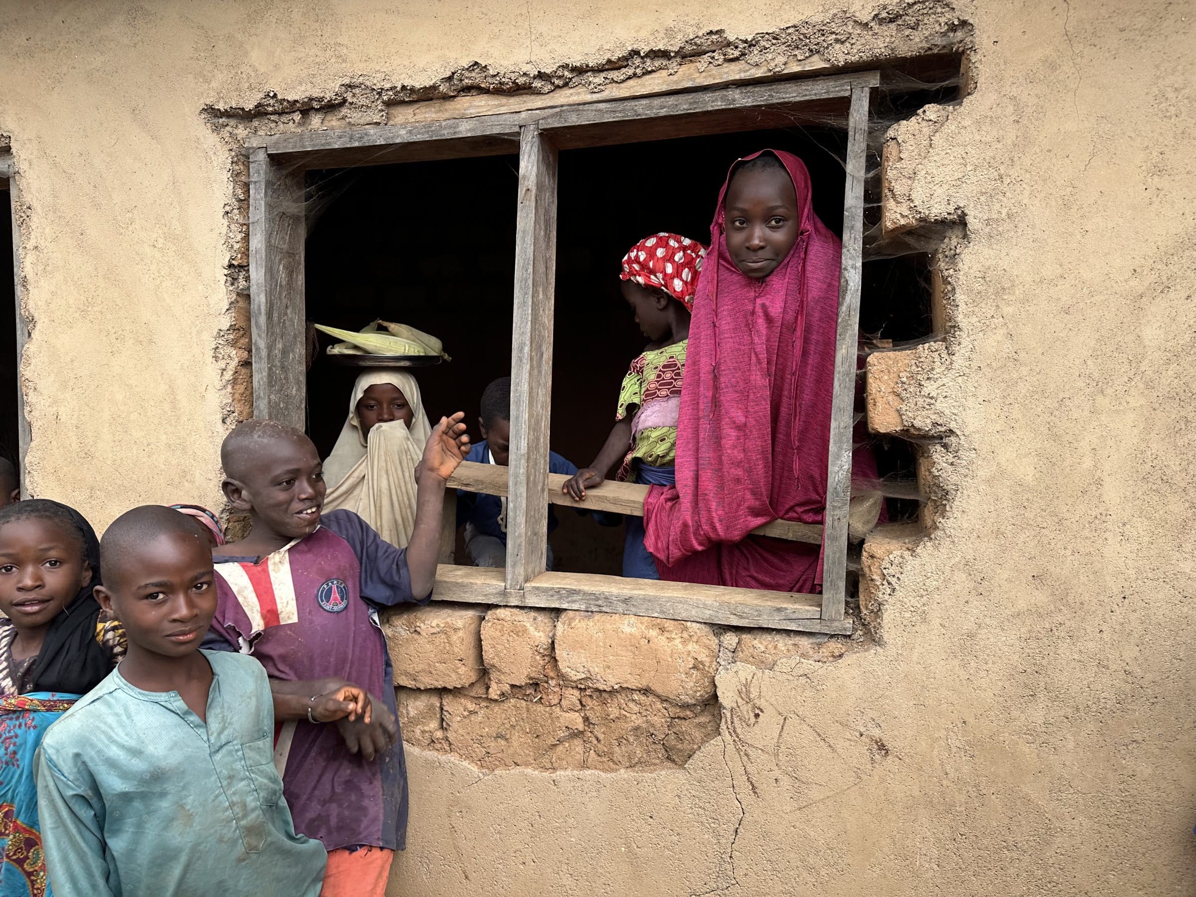 Kinderen in het raam | Overlanden in Nigeria
