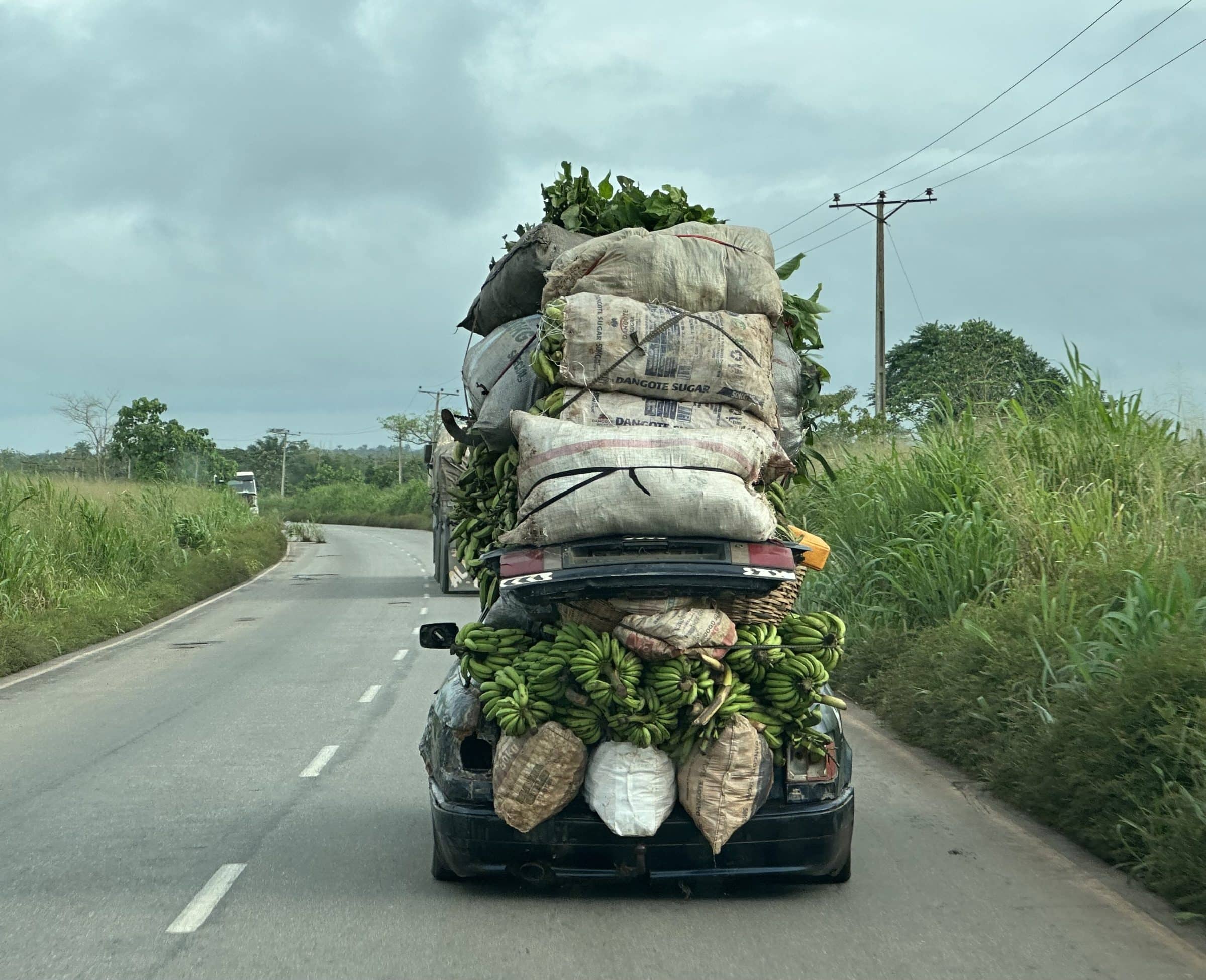 Carro totalmente carregado na Nigéria