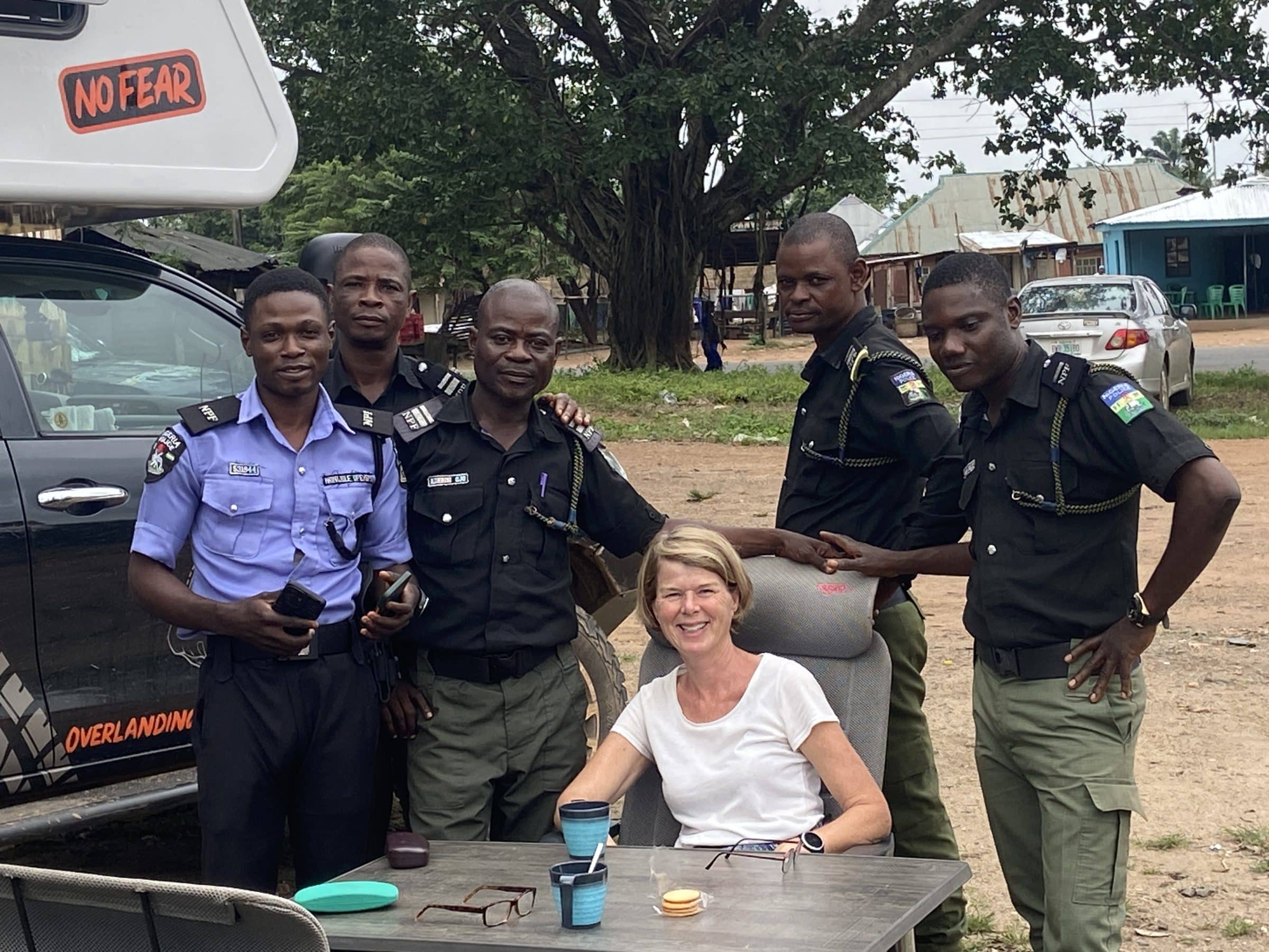 Overnachten naast politiepost | Overlanden in Nigeria